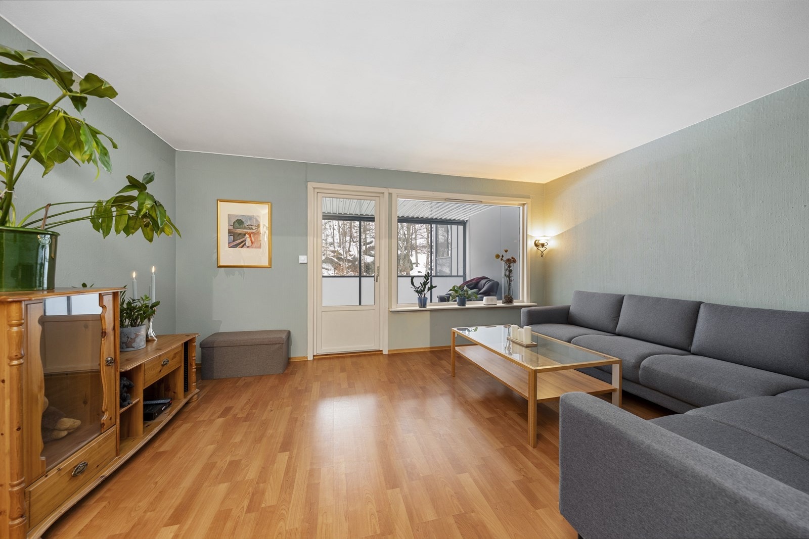 Stuen har utgang til stor innglasset balkong med adkomst ut til borettslagets tomt Galleribilde