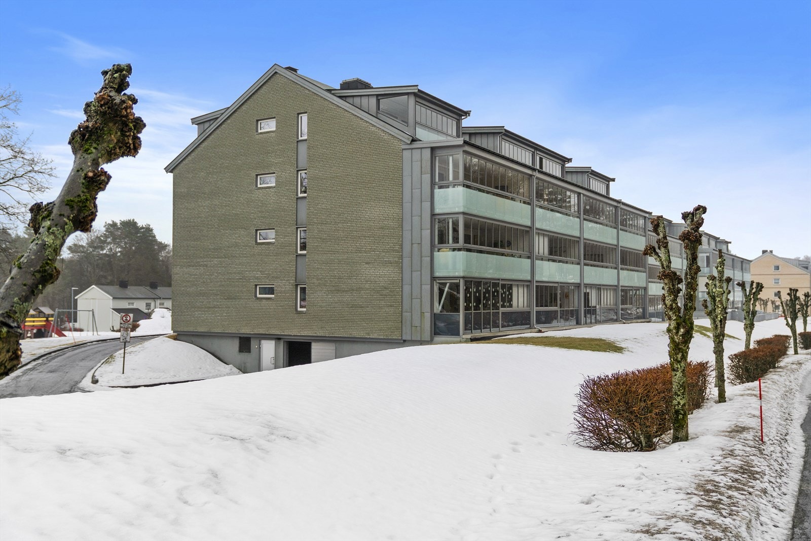 På enden av blokka er det innkjøring til parkeringskjeller. Leie av parkeringsplass i parkeringskjeller koster kr. (ventelistesystem). Galleribilde