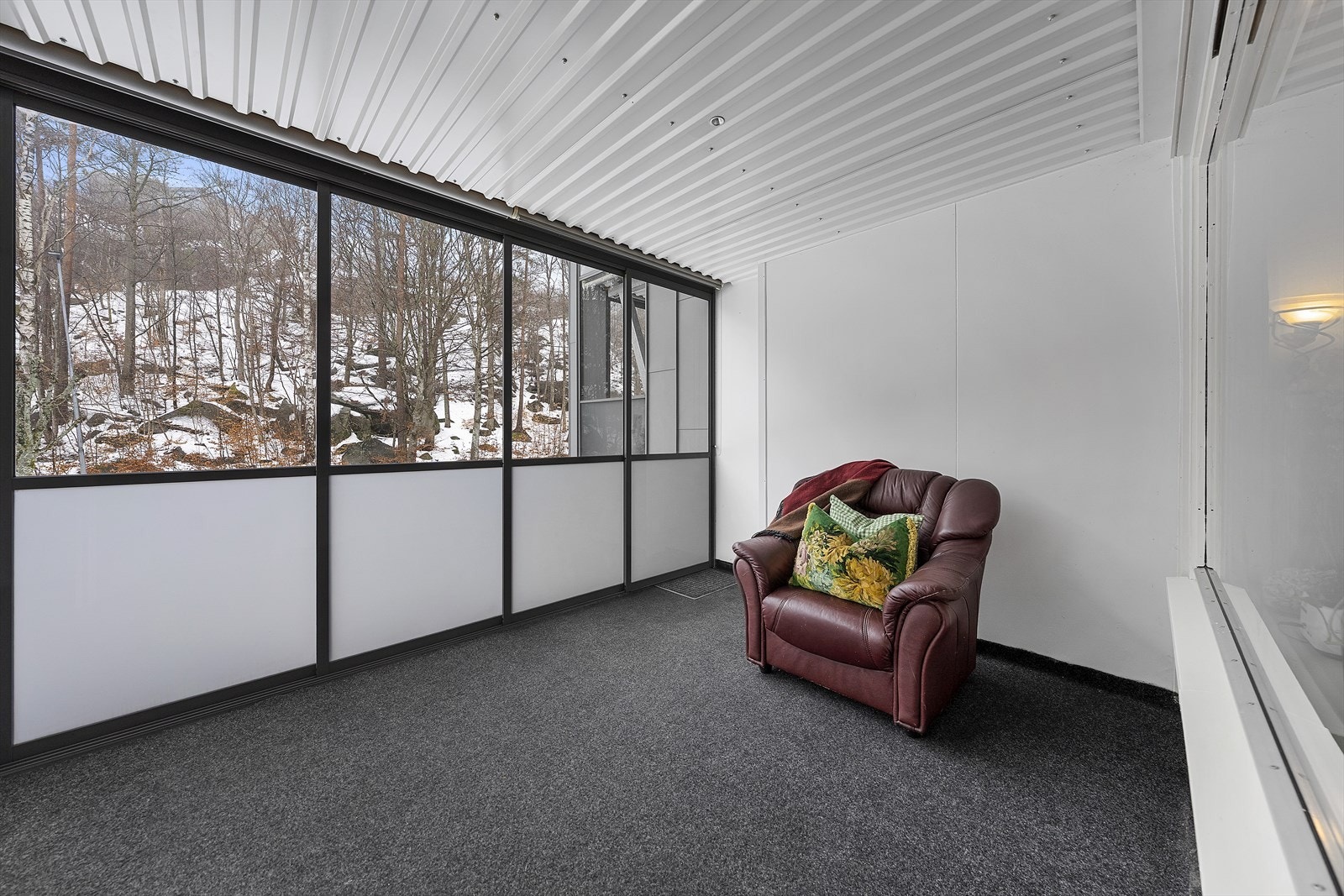 Den ene 1/2 av innlassingen har skyvedører som kan åpnes helt opp slik at man kan gå ut på gresset foran leiligheten Galleribilde