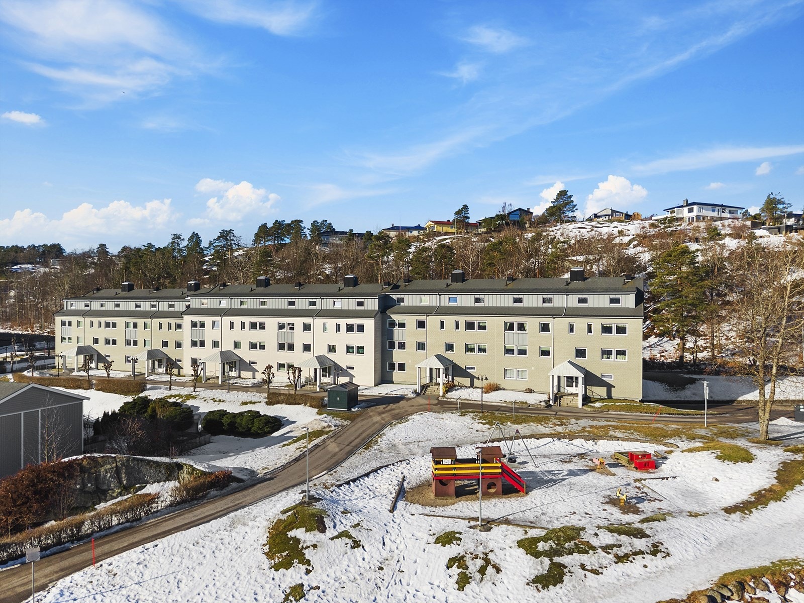 Borettslaget har pent opparbeidede fellesarealer med lekeplass Galleribilde