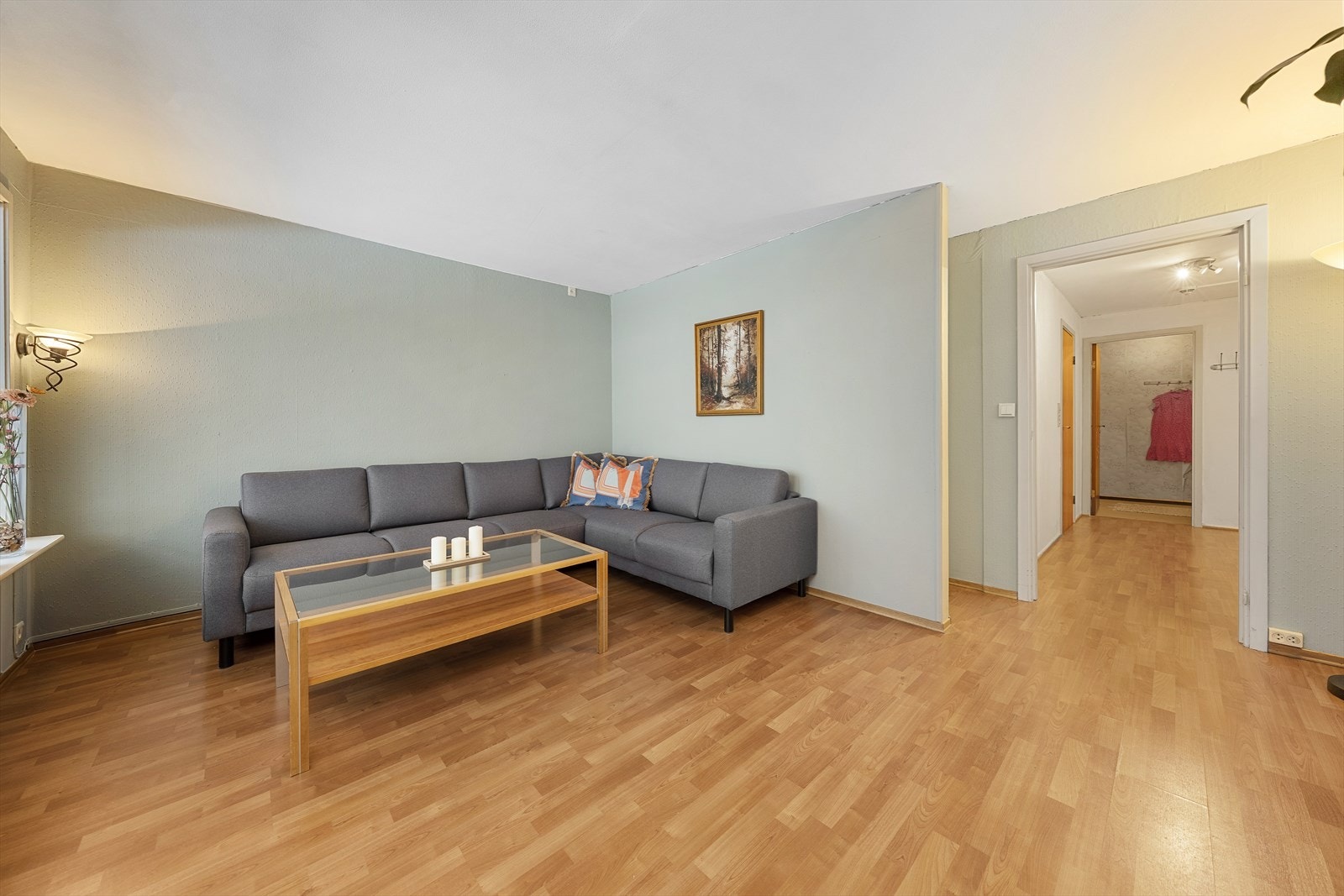 Stuen har skillegvegg inn mot kjøkkenet. Denne veggen kan om ønskelig fjernes for en åpen kjøkkenløsning Galleribilde