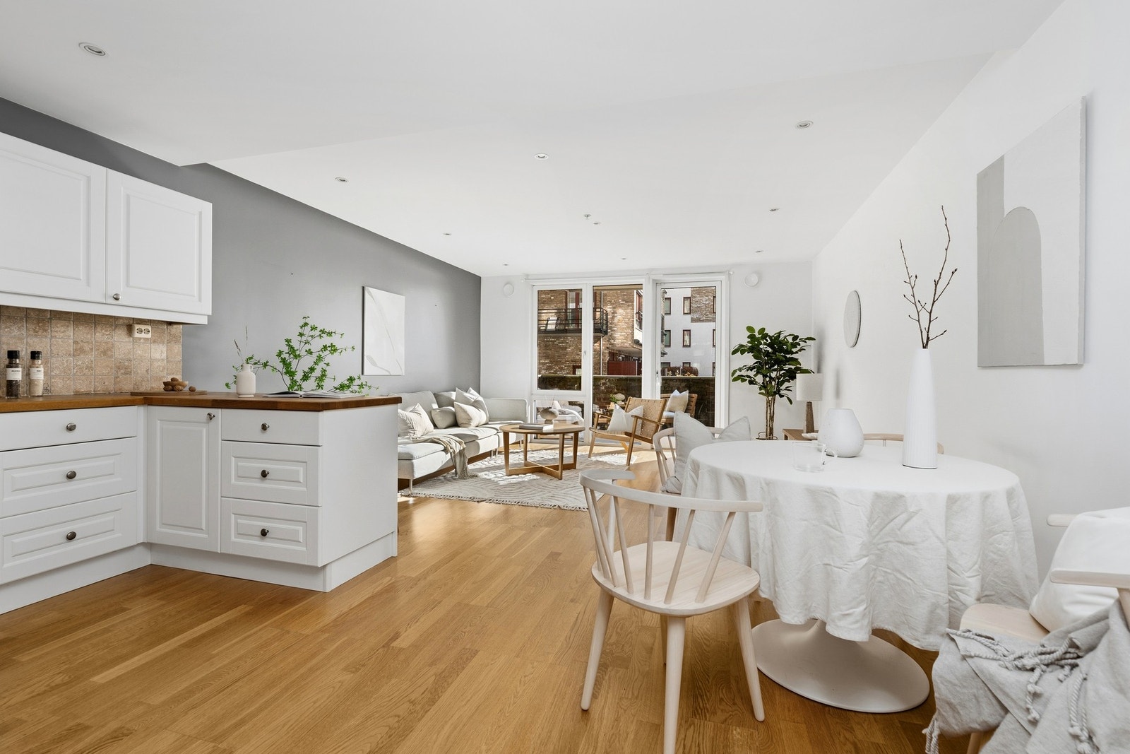 Fint med plass til spisebord og også sofagruppe Galleribilde