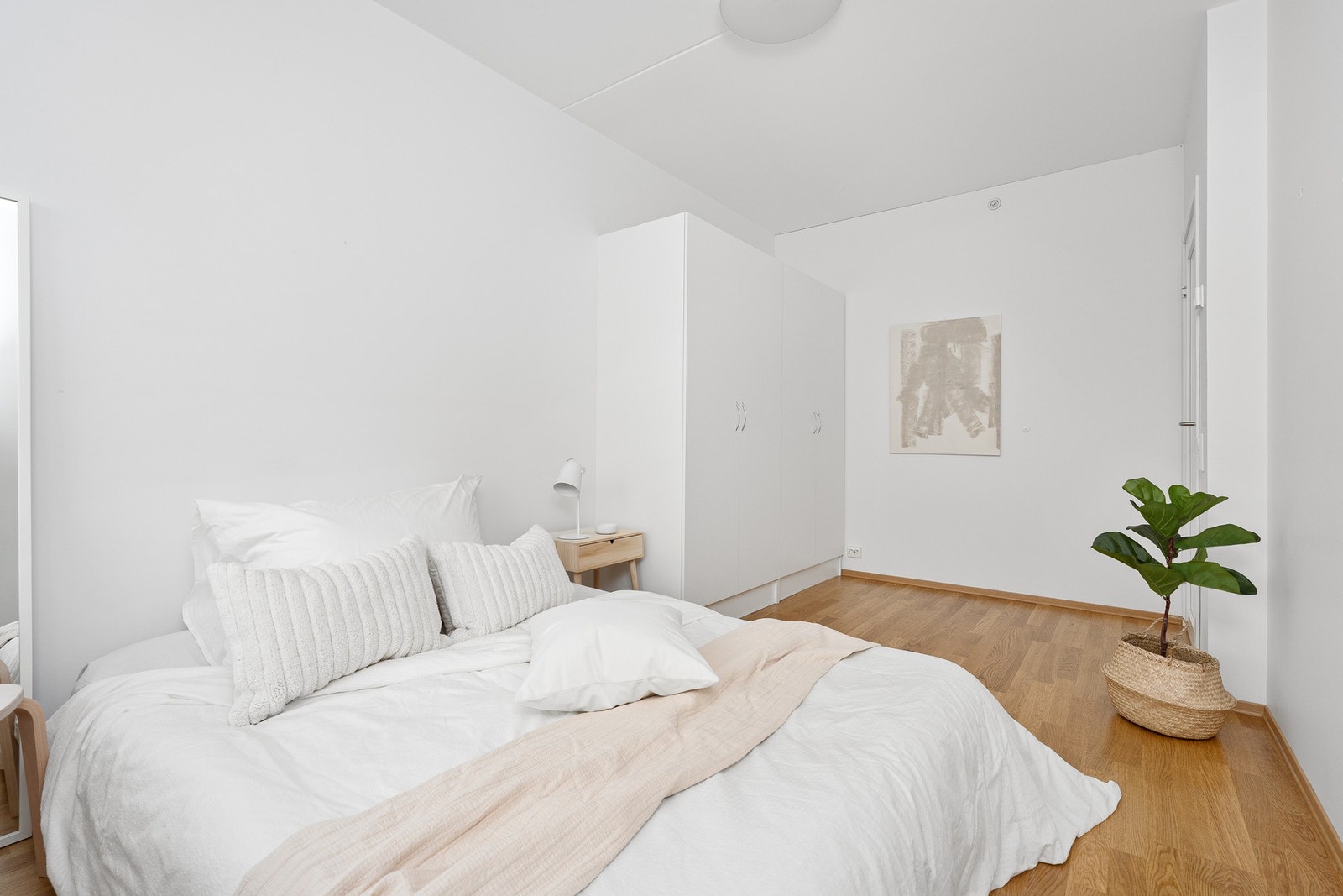 Dobbelt garderobeskap på soverommet Galleribilde