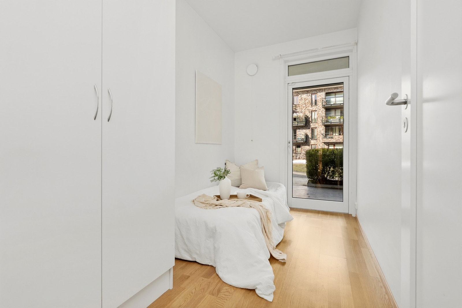 Utgang til markterrasse med sol på ettermiddagen Galleribilde