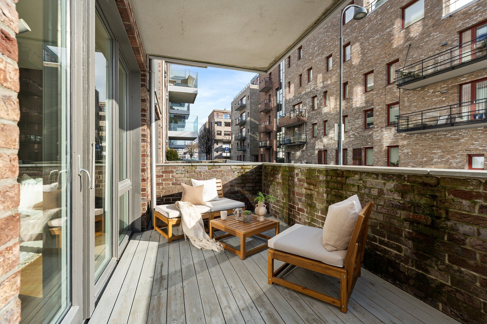 Ut fra stue er det også en overbygd markterrasse Galleribilde