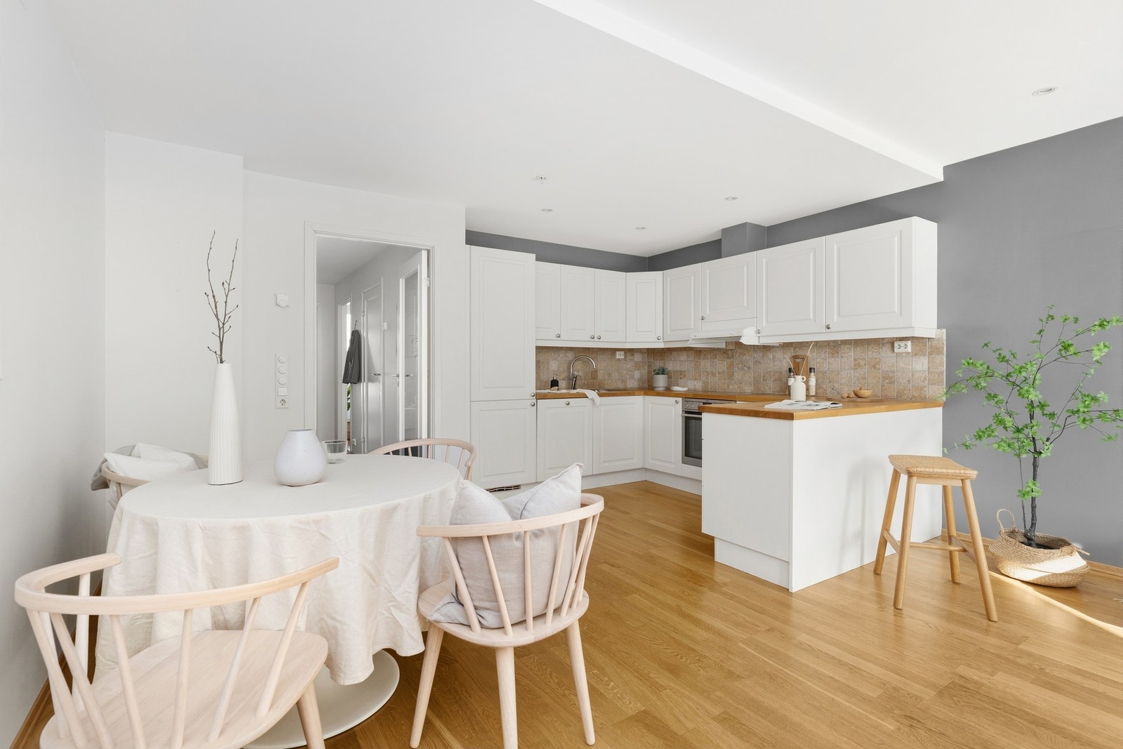 Godt med skapplass og benkeplass med barløsning mot stue Galleribilde