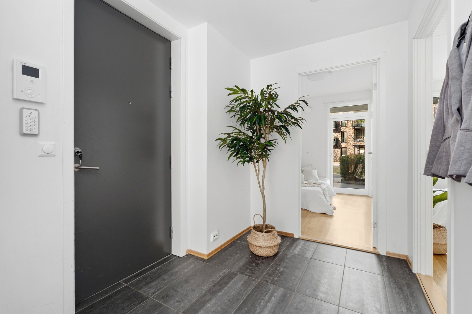 Entre med fliselagt gulv - dørtelefon med kamera og portåpner Galleribilde