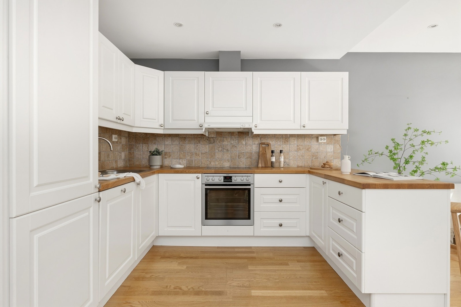 Innredning fra Strai kjøkken - heltre benkeplate - alle integrerte hvitevarer medfølger Galleribilde