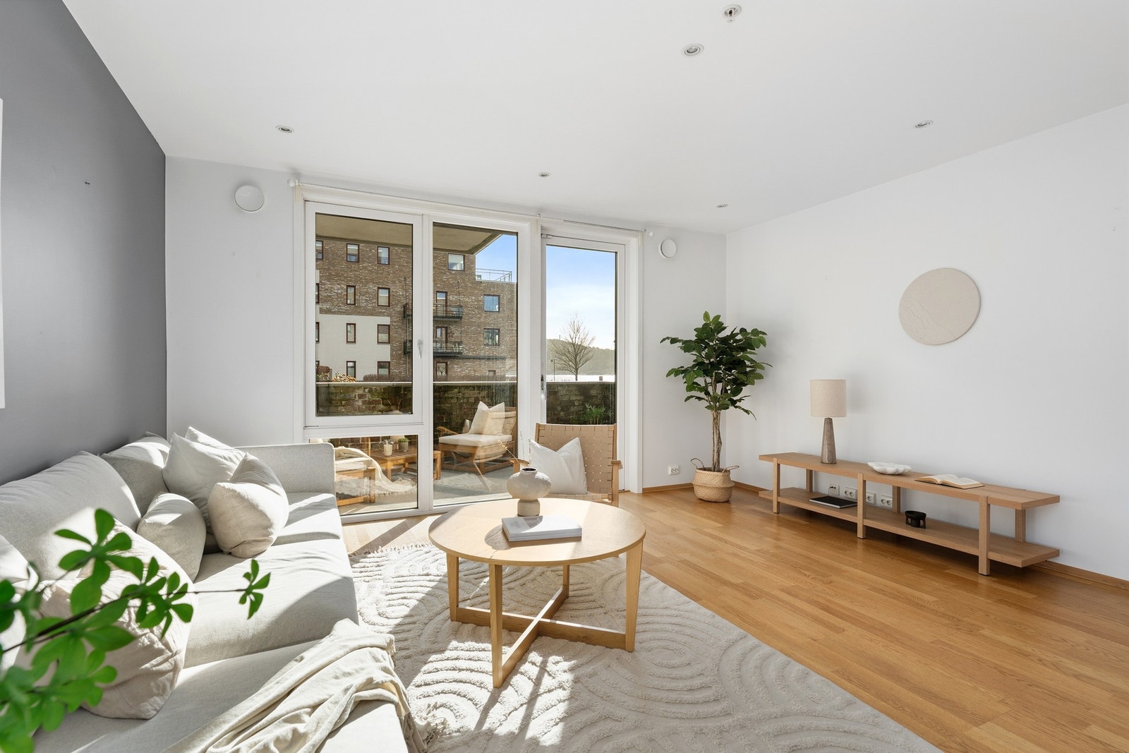 fra stue og markterrassen utenfor er det fin sjøutsikt Galleribilde