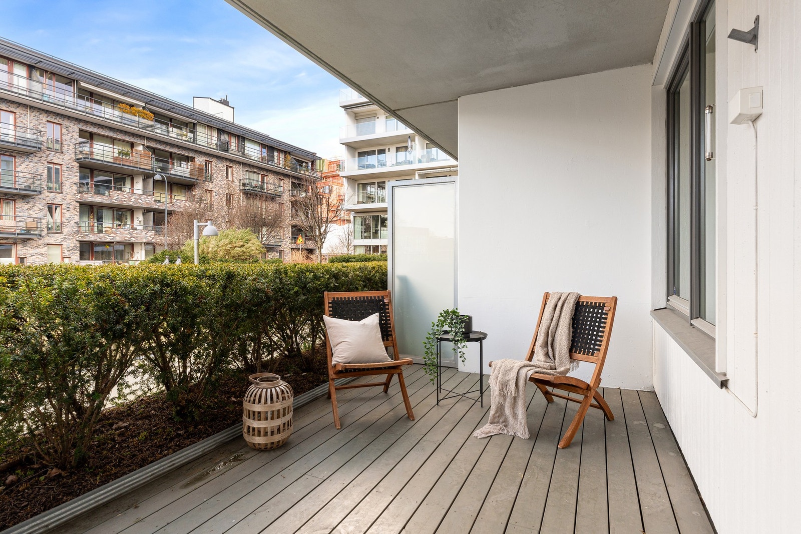 Fra den overbygde markterrassen med ettermiddagssol Galleribilde