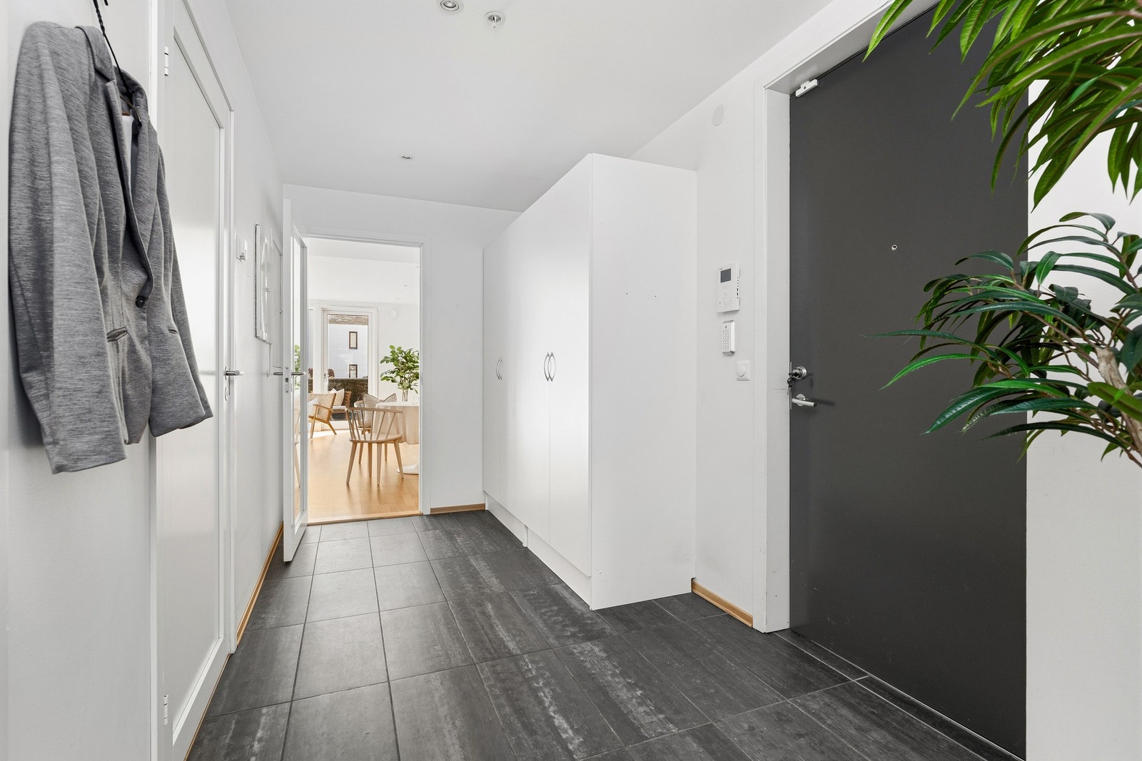 Fra entre mot stuen - fint med dobbelt garderobeskap i entre Galleribilde