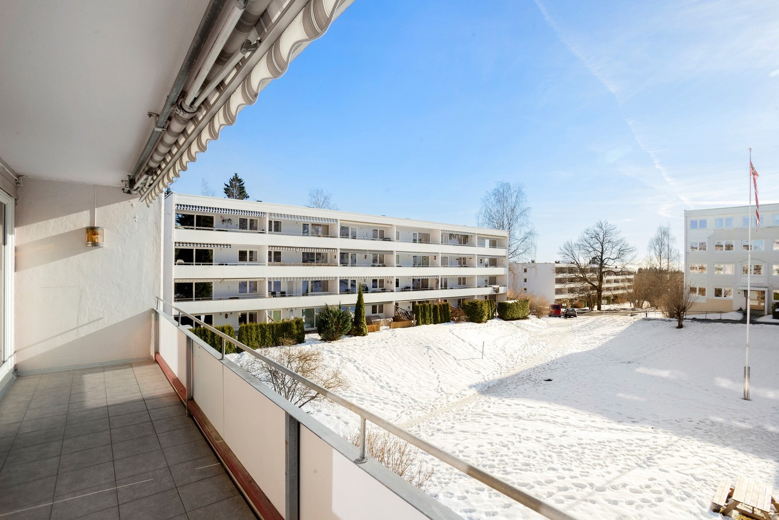 Solrik balkong med markise. Galleribilde