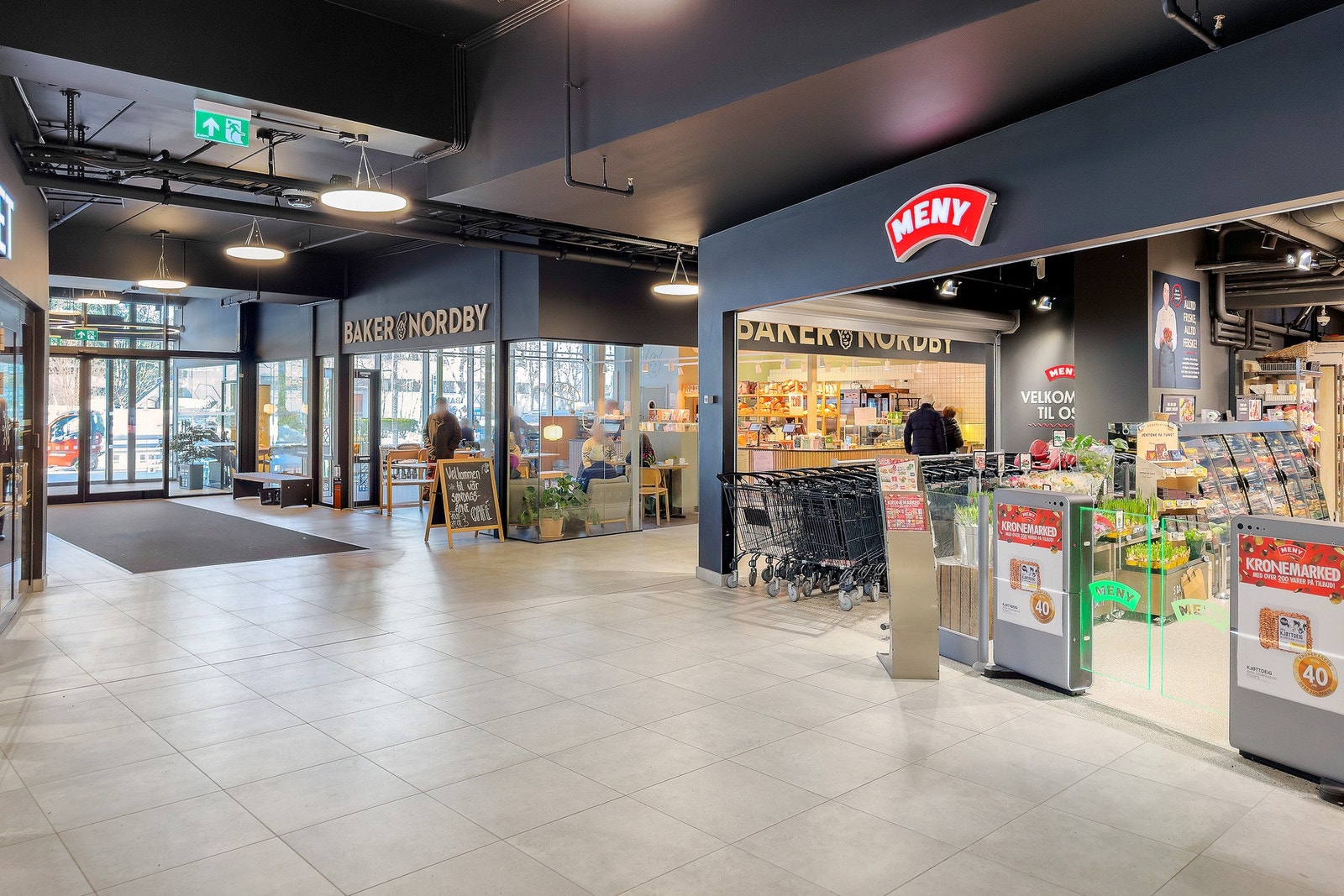 Østerås senter er nylig pusset opp og har bl.a Meny og Vinmonopolet i bygget. Galleribilde