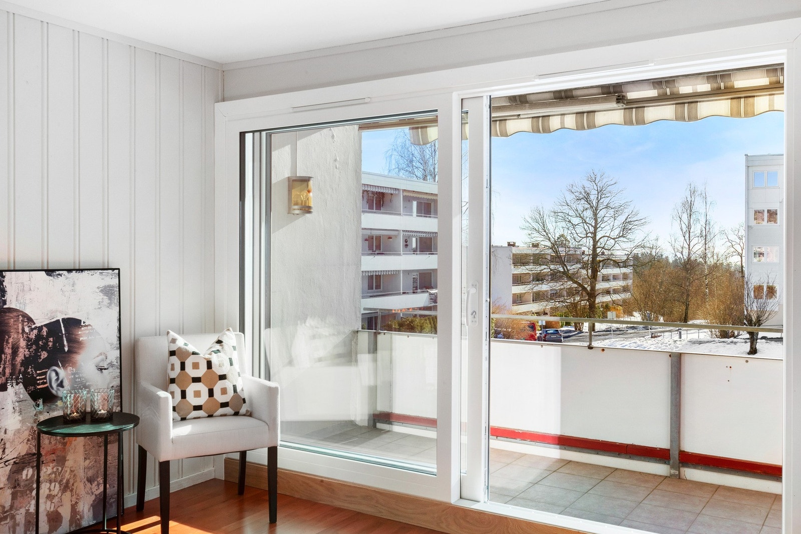 Solrik balkong med nyere hev/skyvedør. Galleribilde