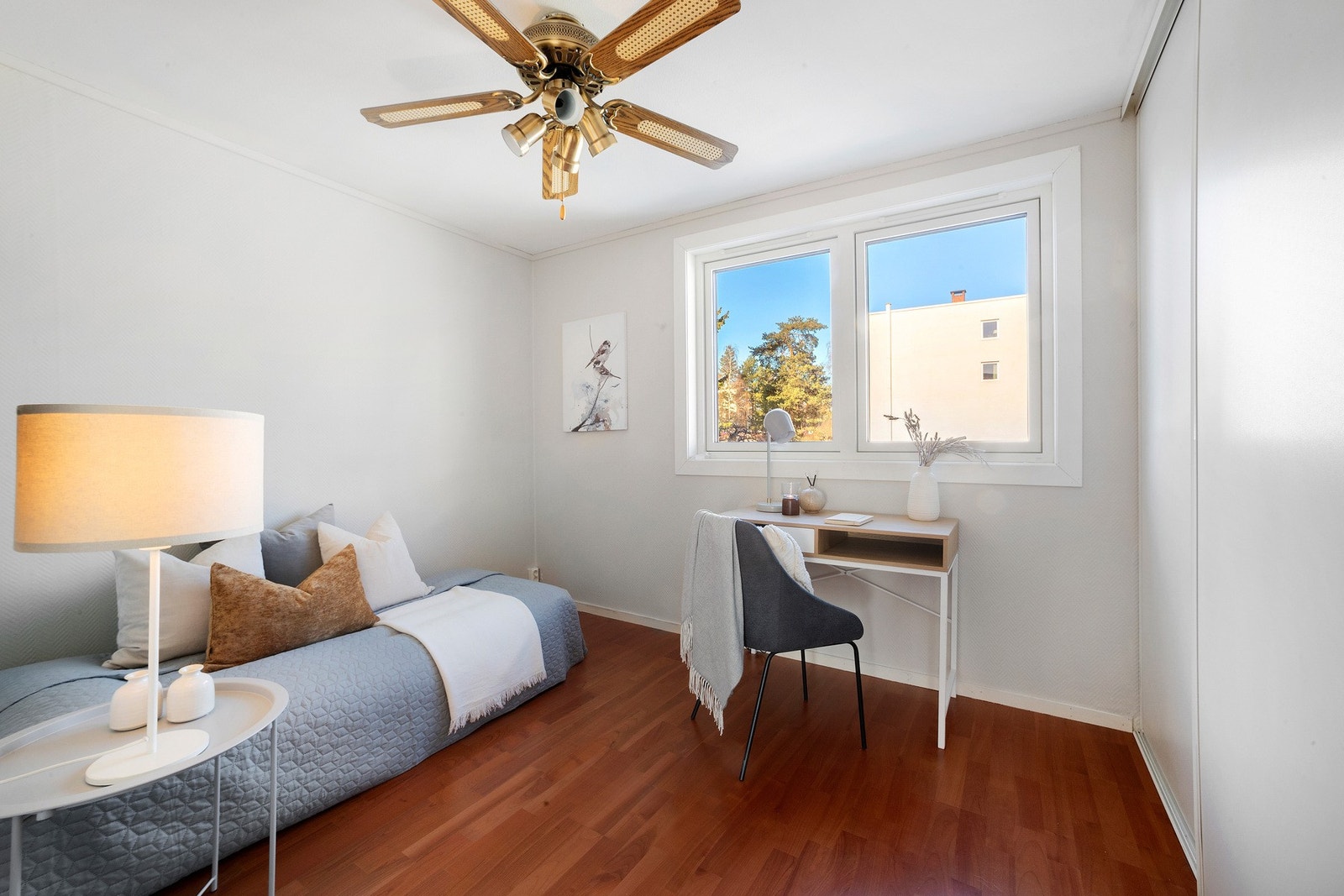 Barnerom/kontor har også godt med garderobeplass i romslig skyvedørsgarderobe. Galleribilde