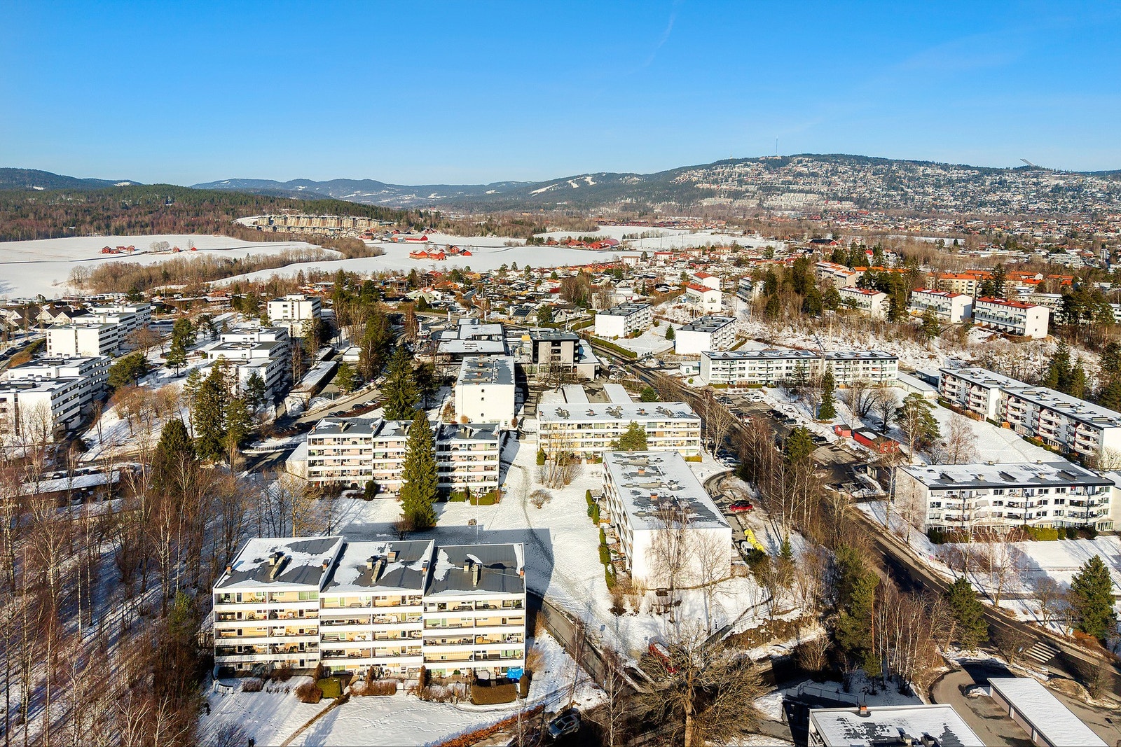Kort vei til Bærumsmarka, samt flere golfbaner. Galleribilde