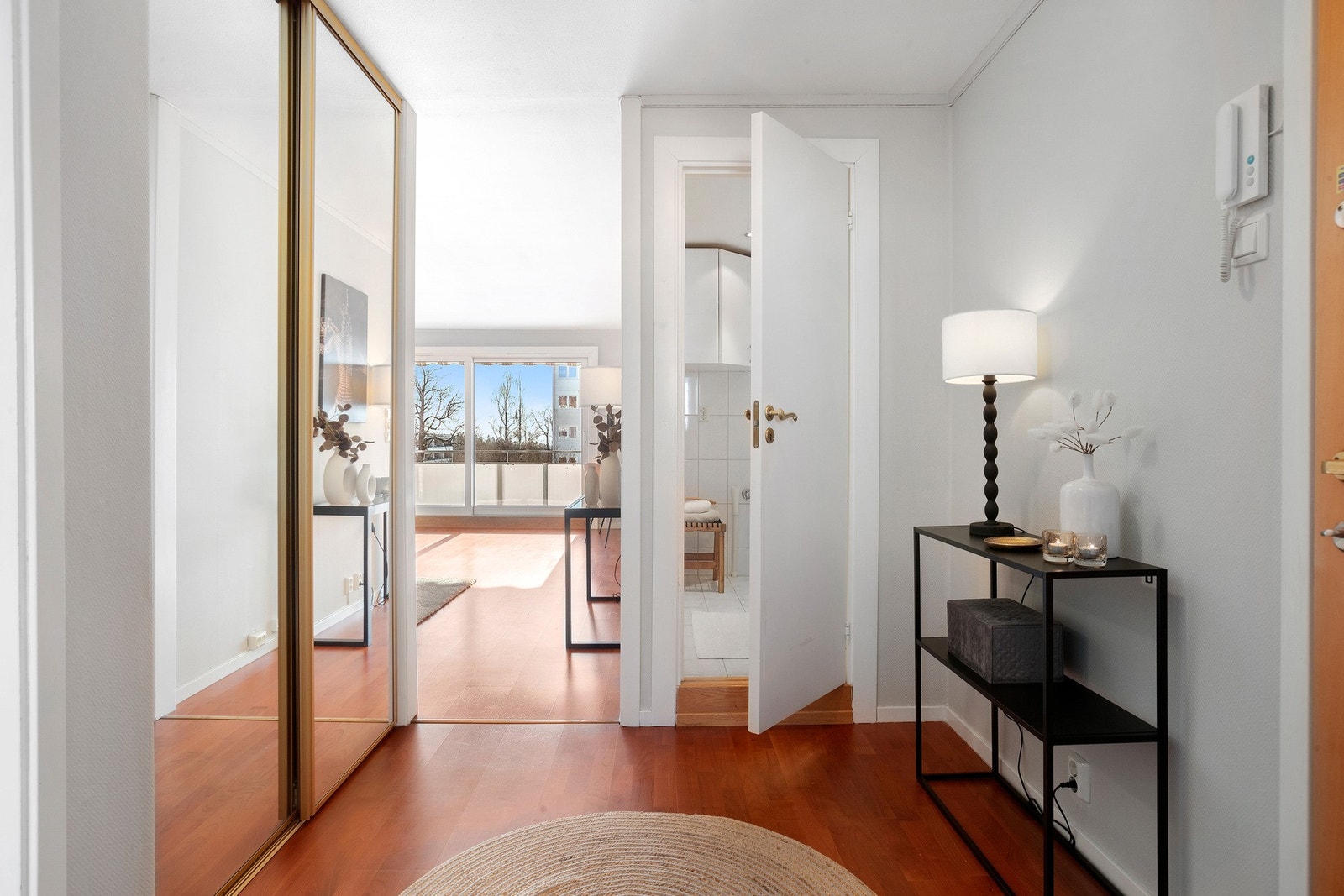 Romslig hall med skyvedørsgarderobe med speildører. Dørcalling. Galleribilde