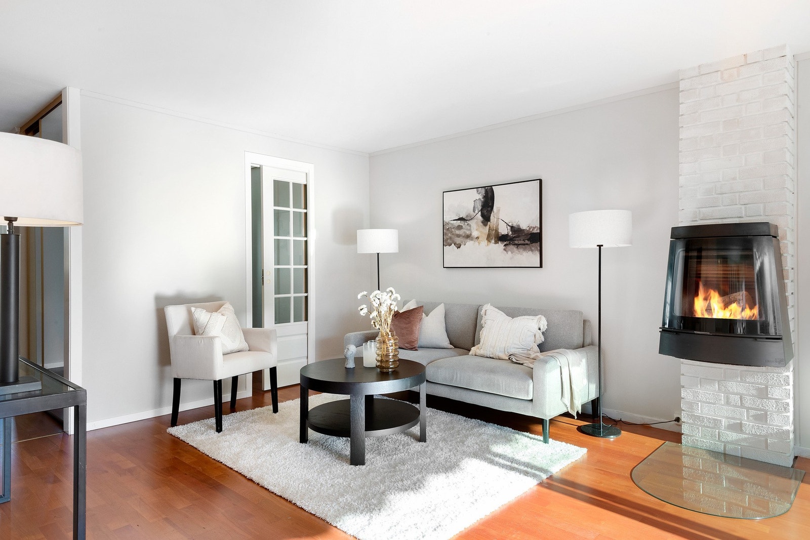 Stuen er lys og hyggelig og har mange møbleringsmuligheter. Galleribilde