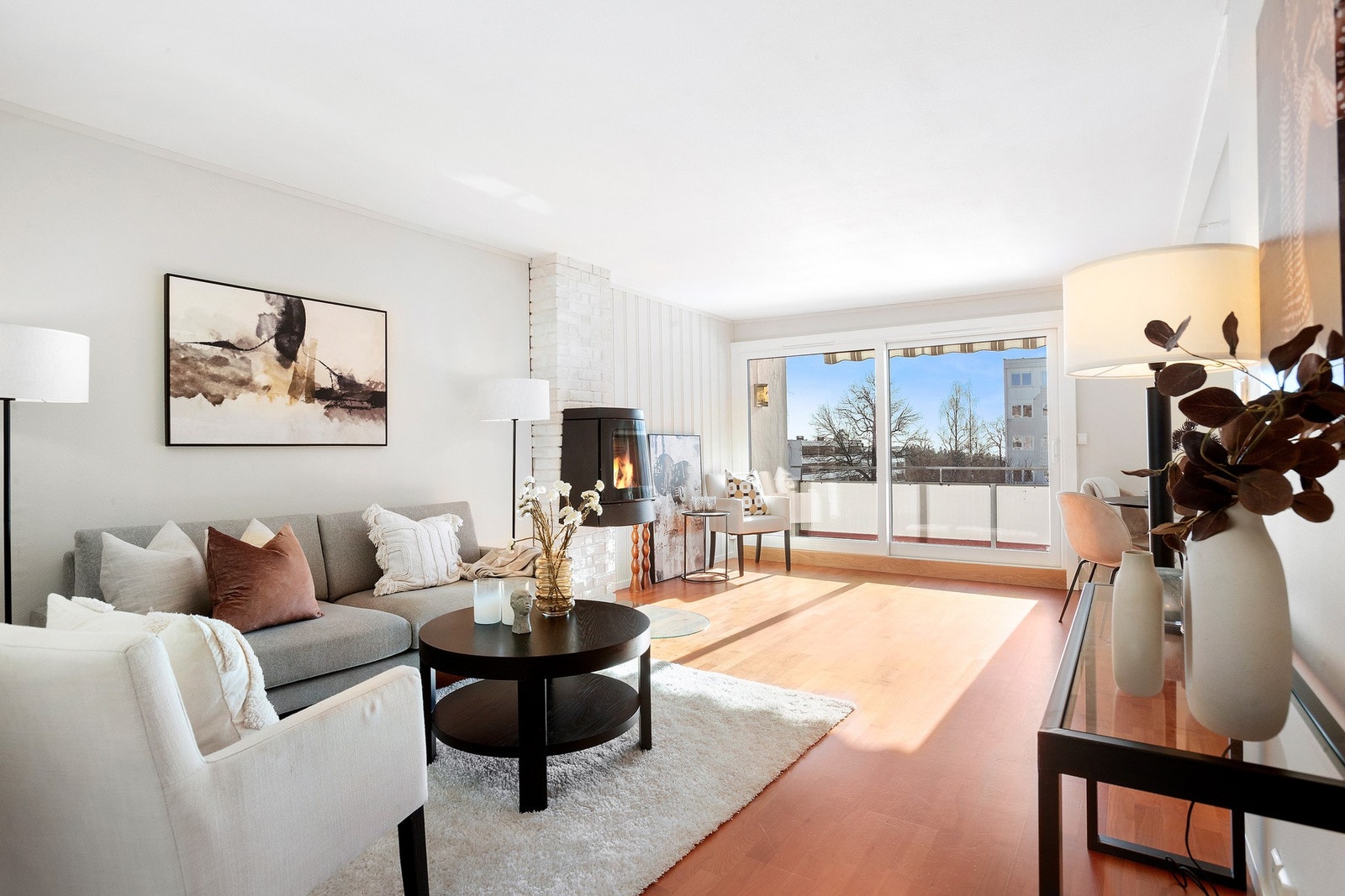 Stuen er romslig og stor og store vindusflater ut mot hyggelig grøntområde. Galleribilde