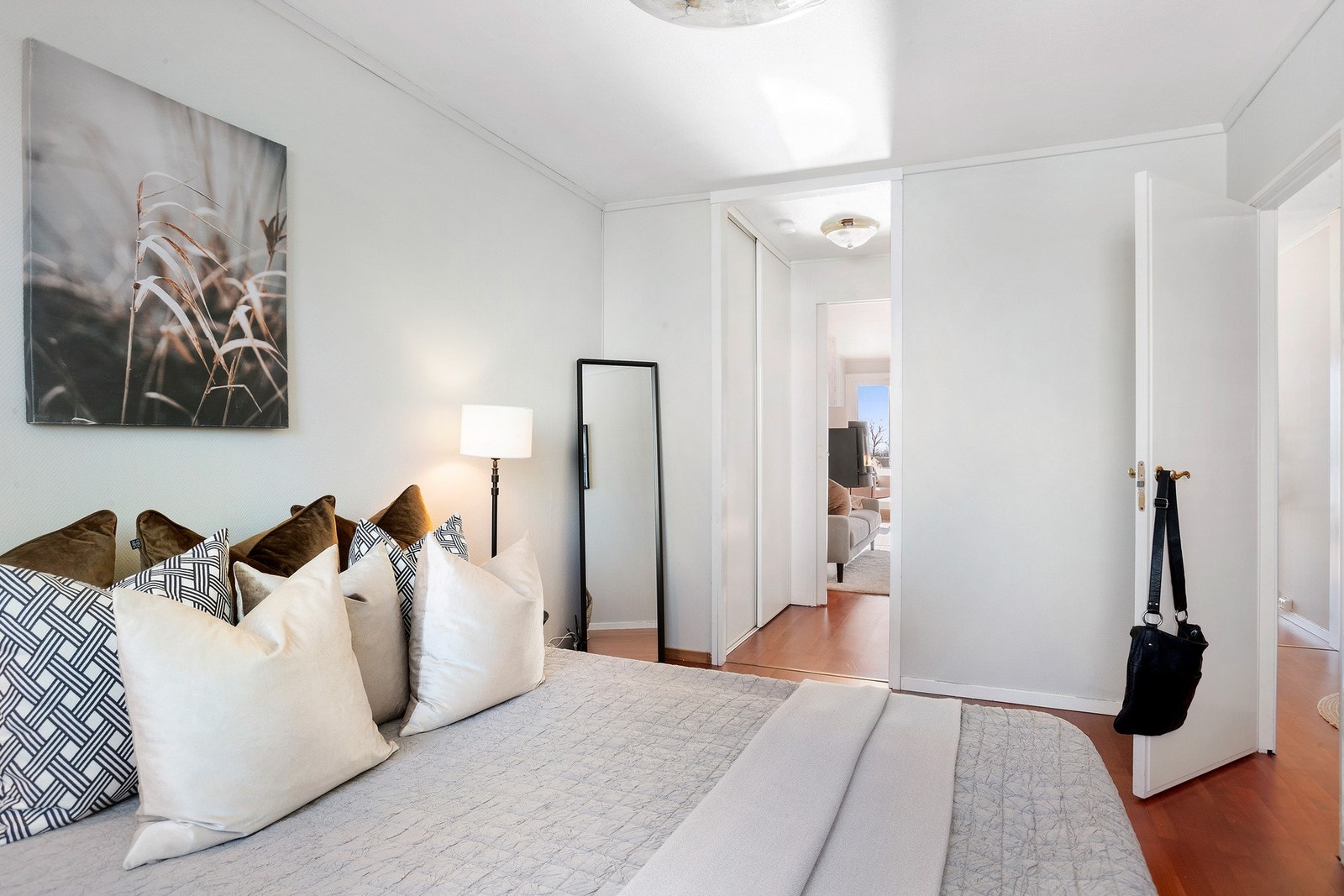 Stor skyvedørsgarderobe. Galleribilde