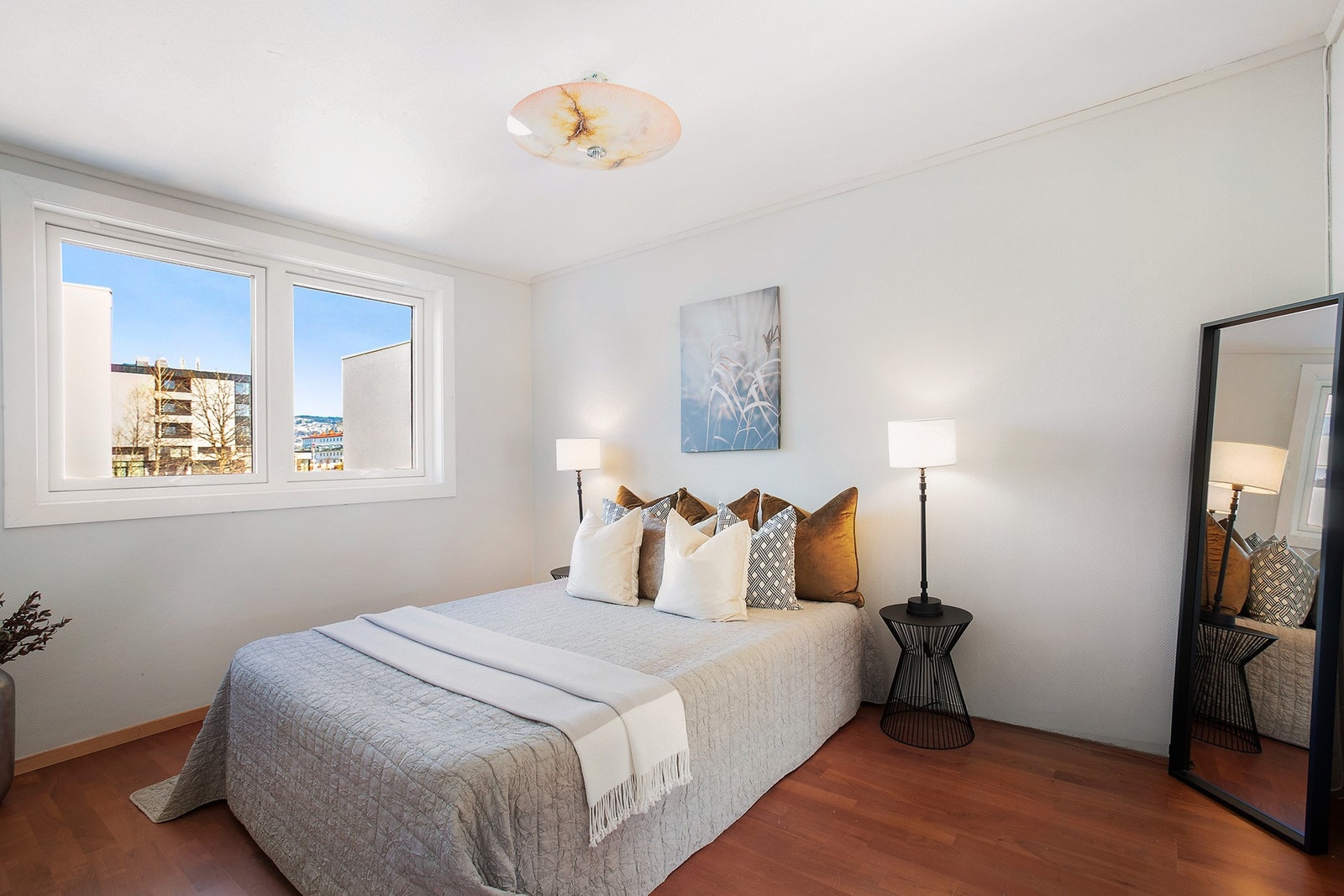 Hovedsoverommet er stort og har god plass til dobbeltseng og nattbord. Galleribilde