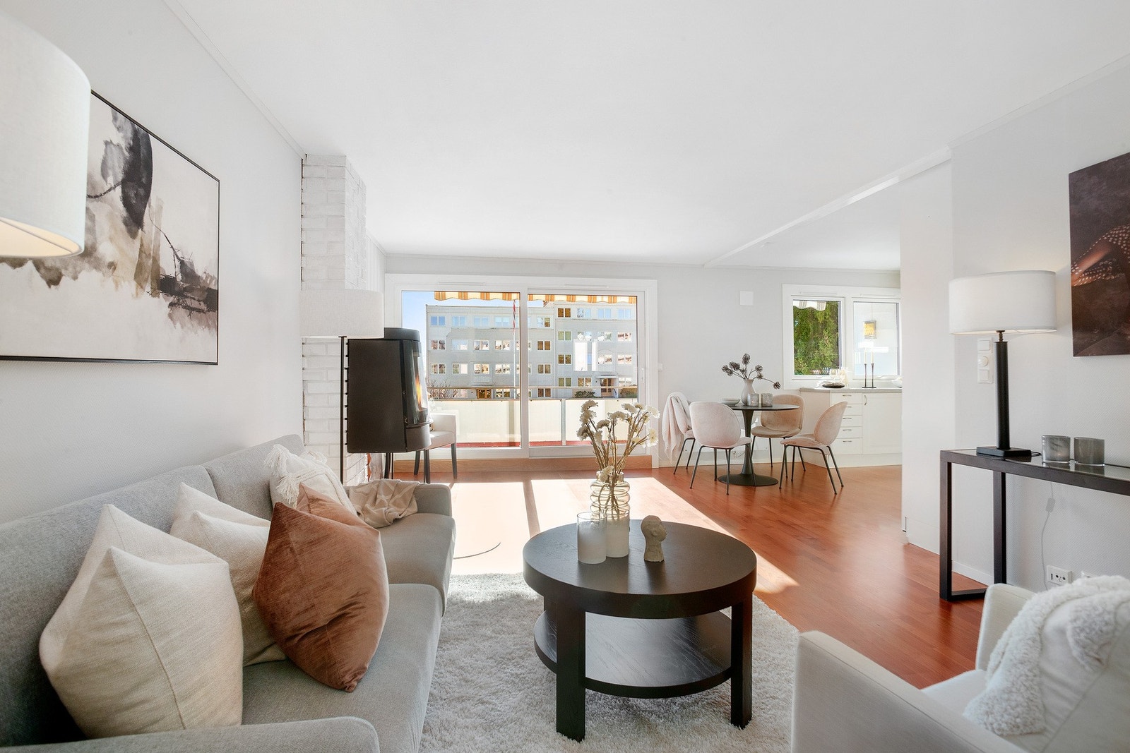 Lysmalte vegger gir god romfølelse. Stilig peisovn! Galleribilde