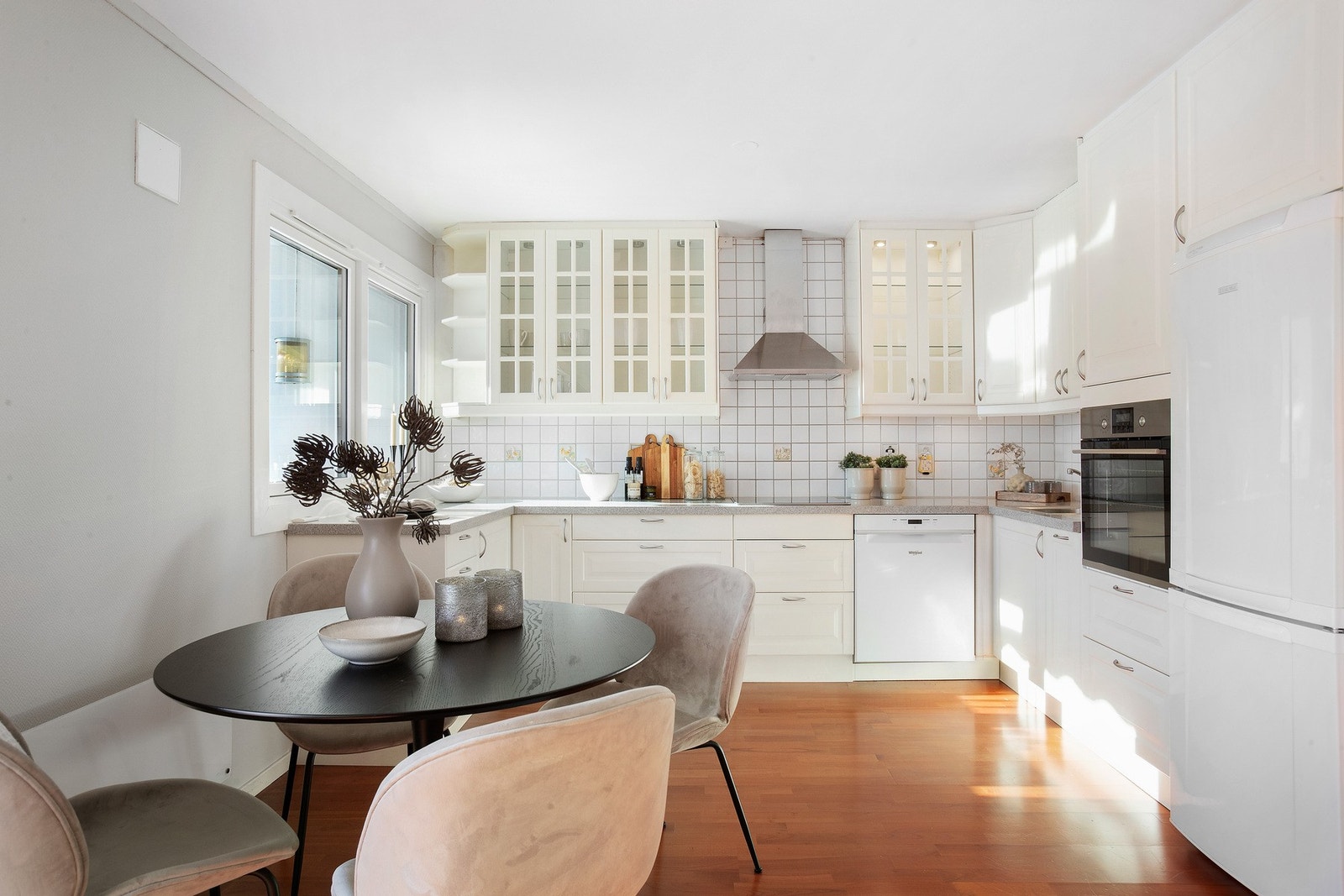 Kjøkkenet har takhøye skap med belysning i vitrineskapene. Galleribilde