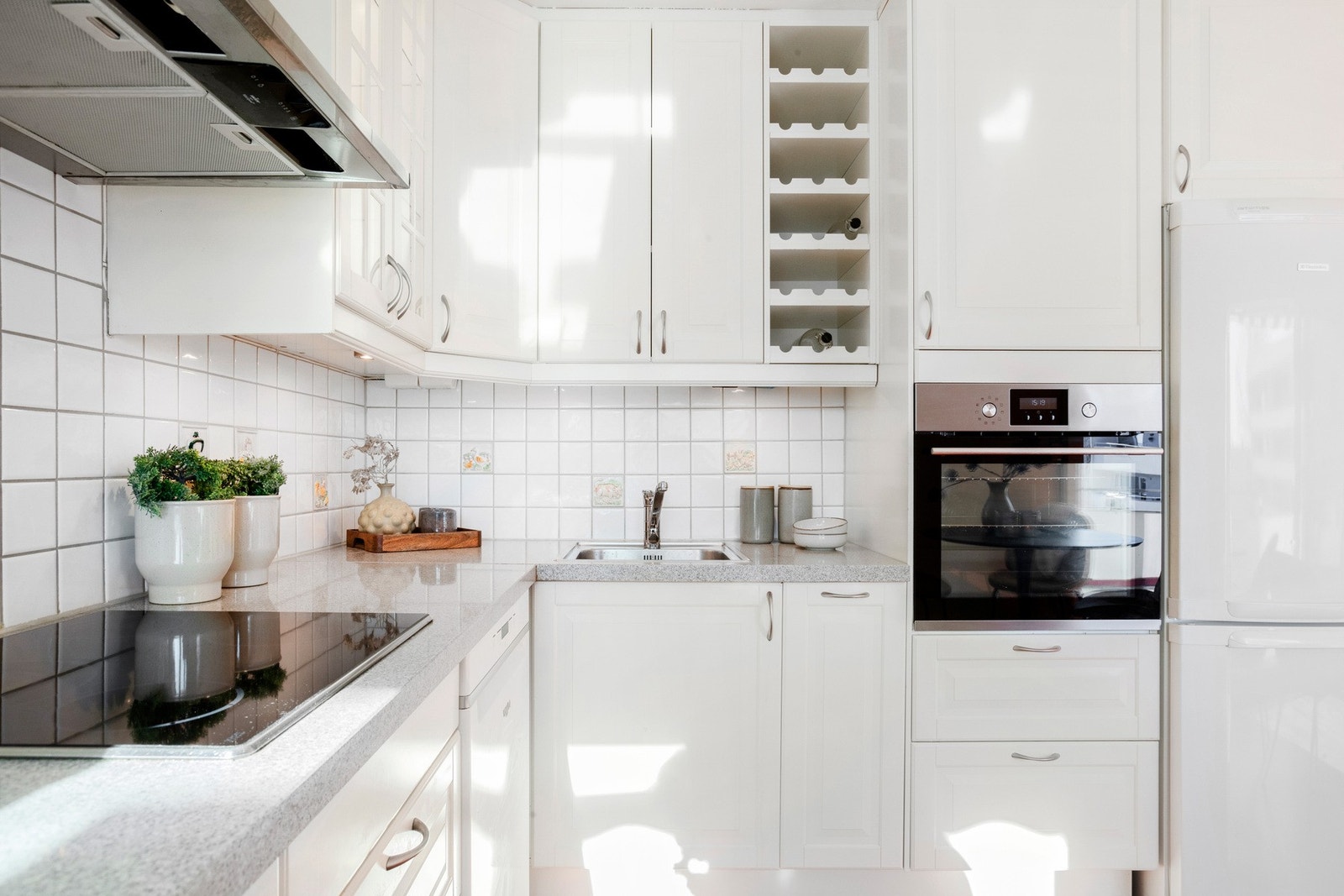 Kjøkkenet har godt med skap og benkeplass. Integrert koketopp og komfyr. Galleribilde