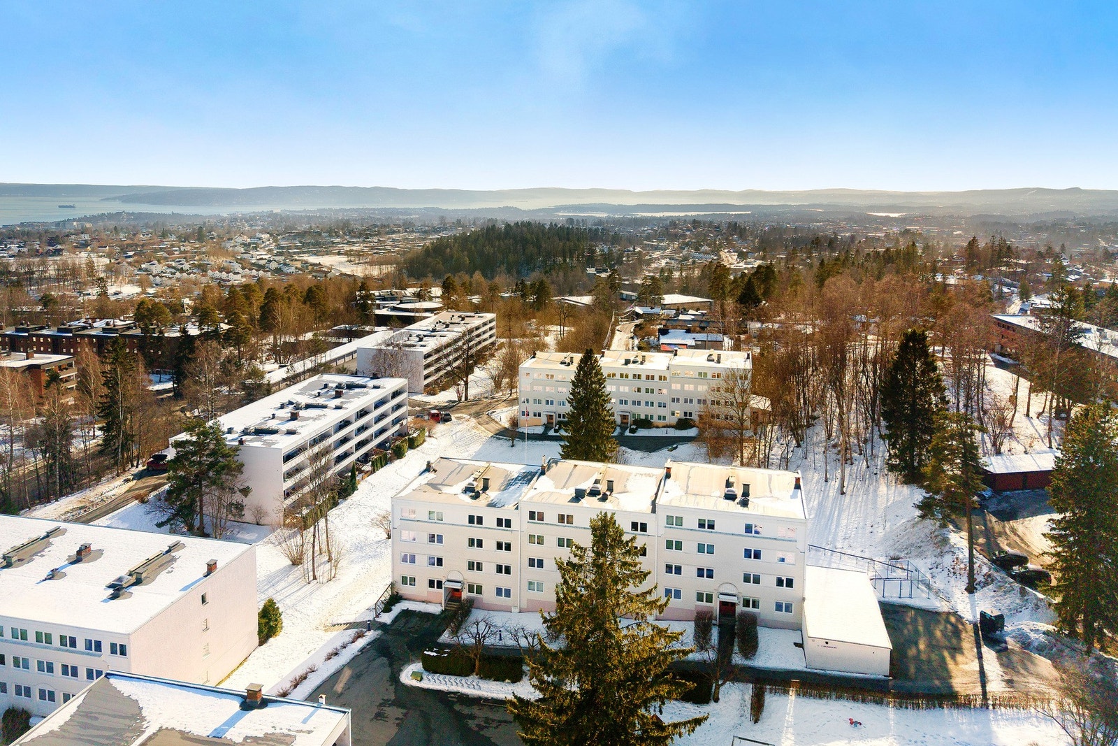 Sentralt beliggende på Østerås med kort vei til det meste. Galleribilde