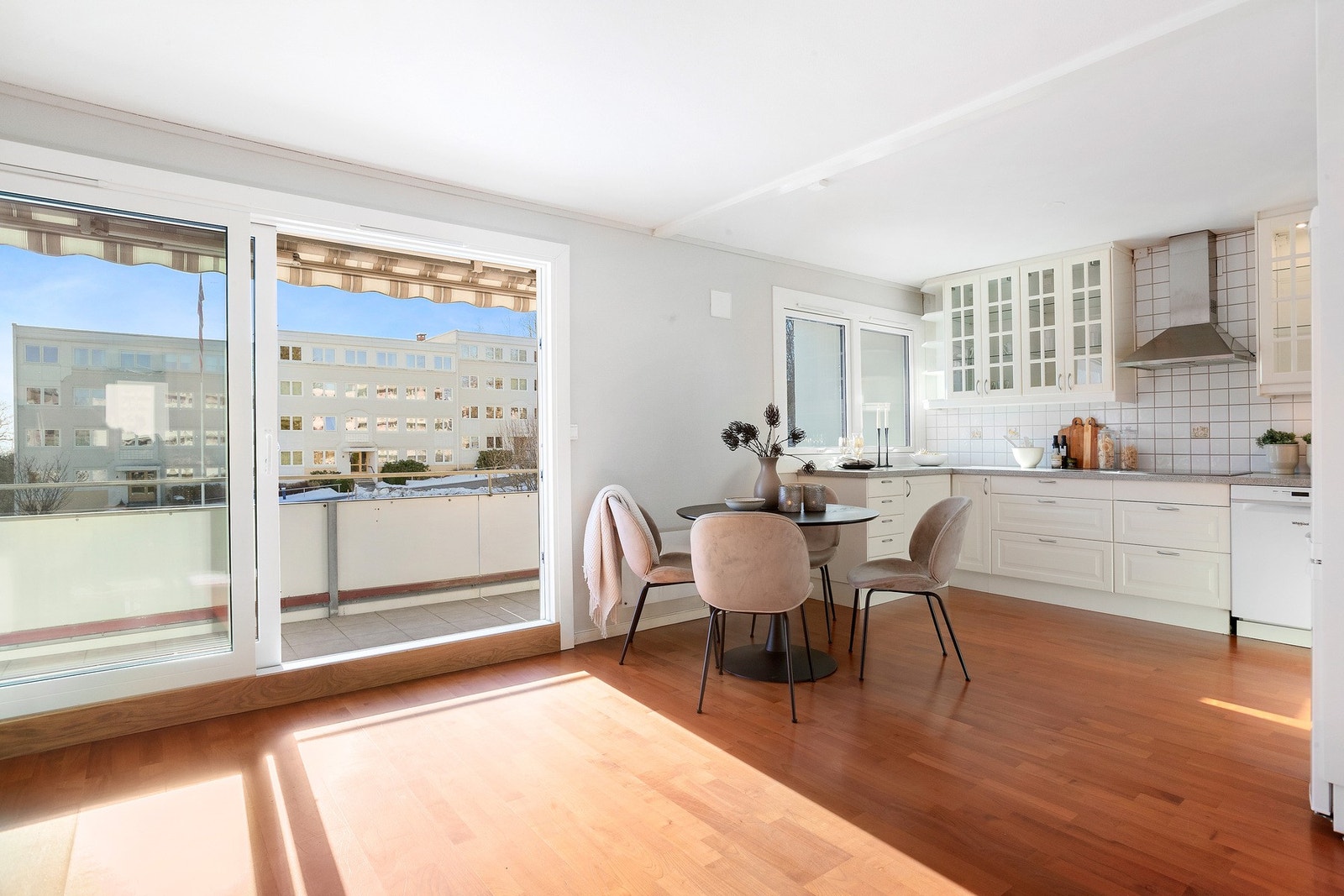 God plass til spisestuemøblement i den åpne stue/kjøkkendelen. Galleribilde