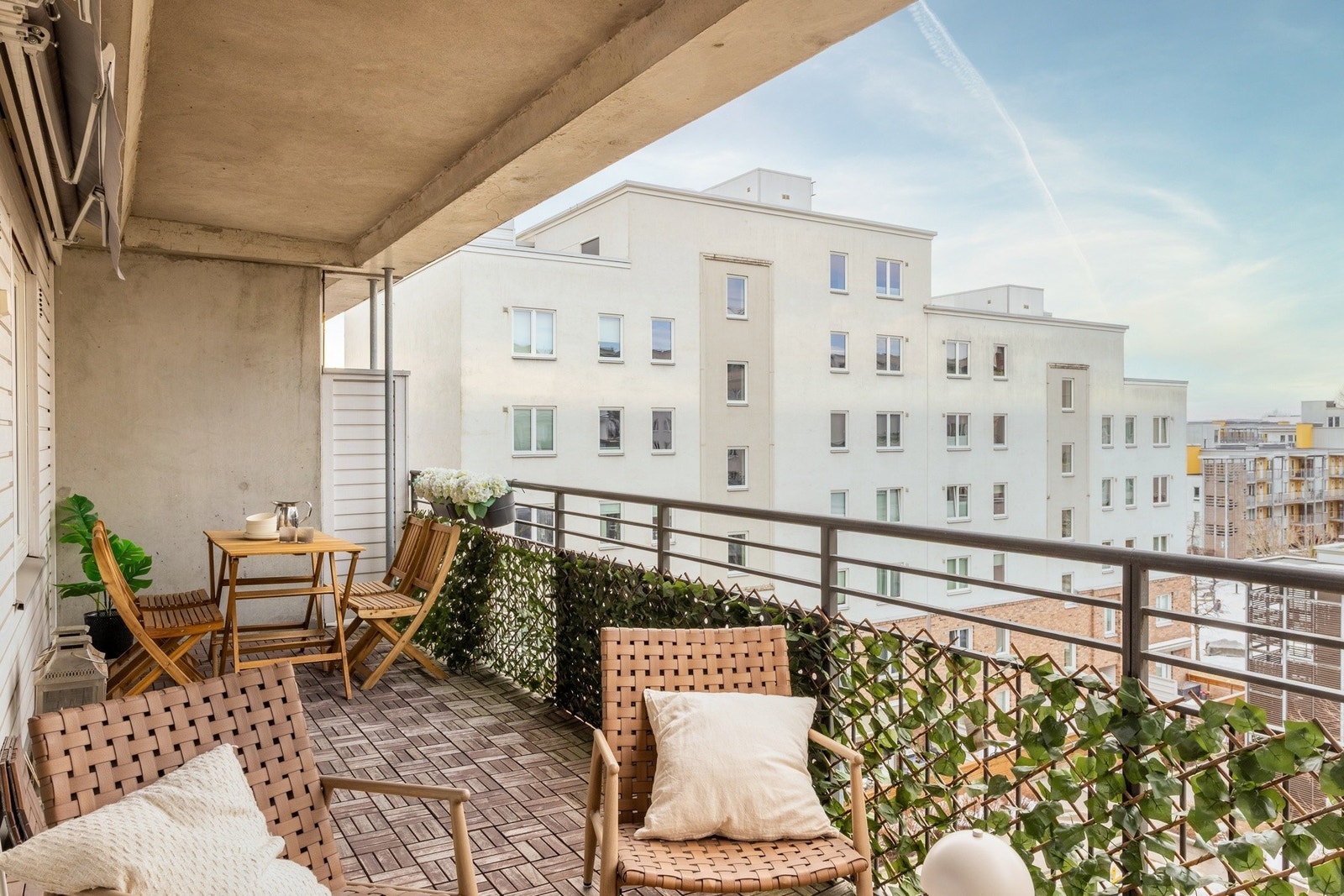 Leiligheten byr på flere gode kvaliteter med vestvendt balkong, mye naturlig lys og effektiv planløsning. Galleribilde