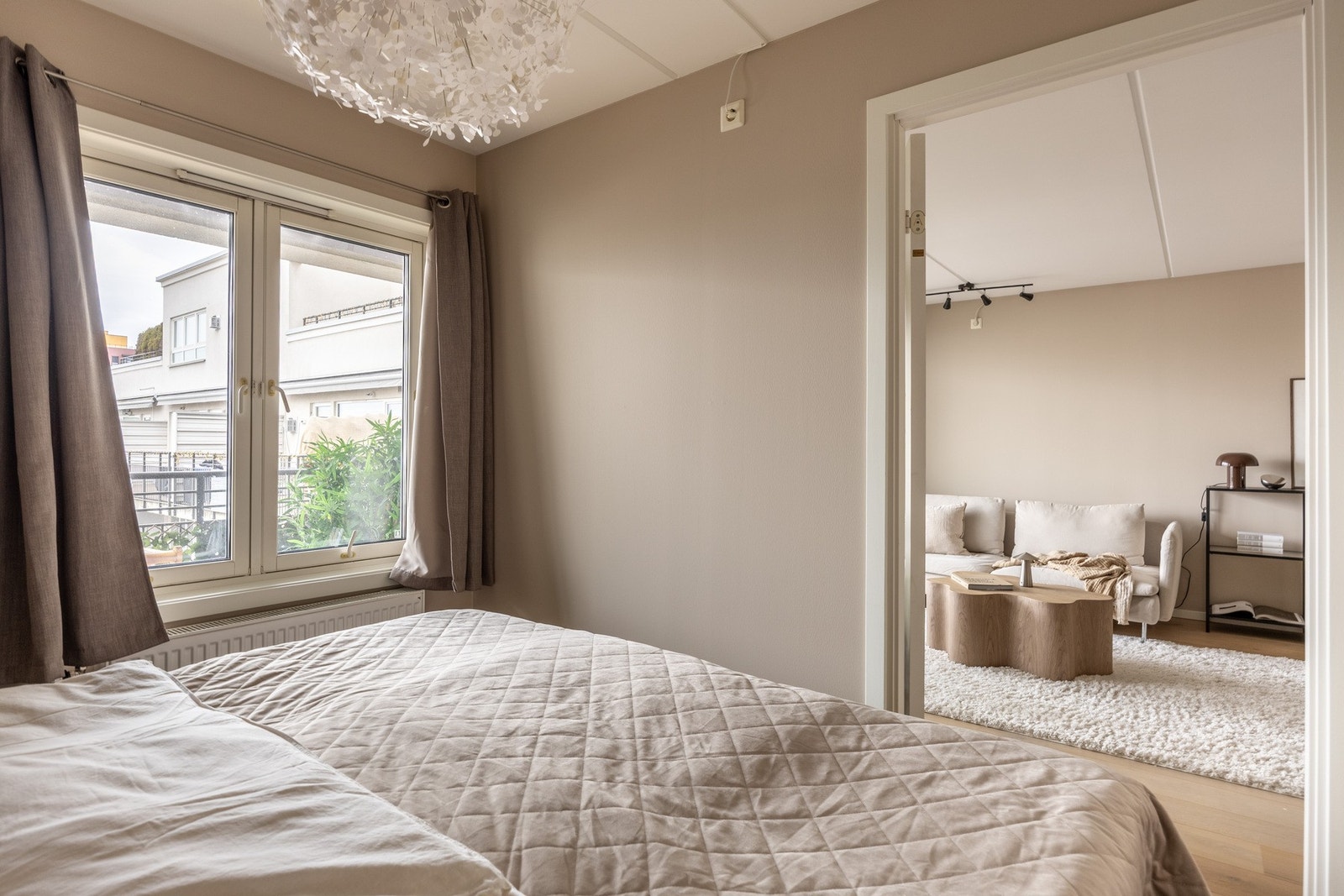 Leilighetens soverom er av god størrelse med plass til dobbelseng. Galleribilde