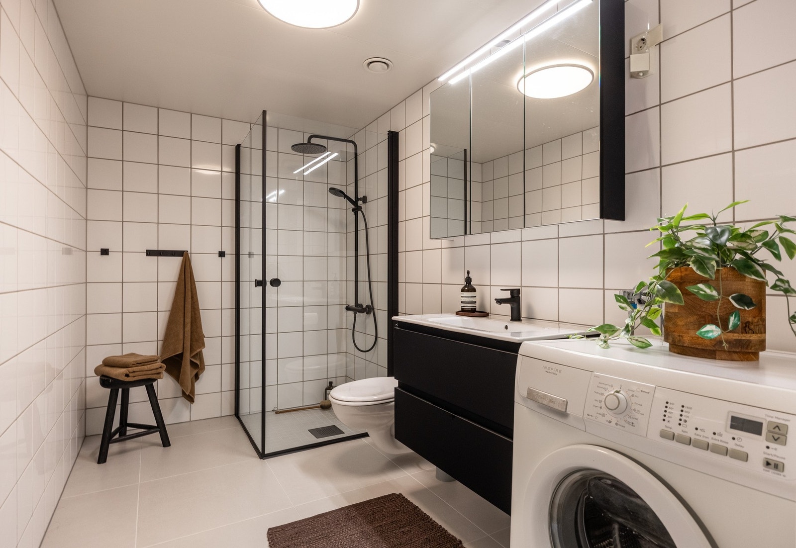 Praktisk og lunt baderom. Fliser på gulv og dusjdører er lagt/montert nytt nylig i 2026. Galleribilde