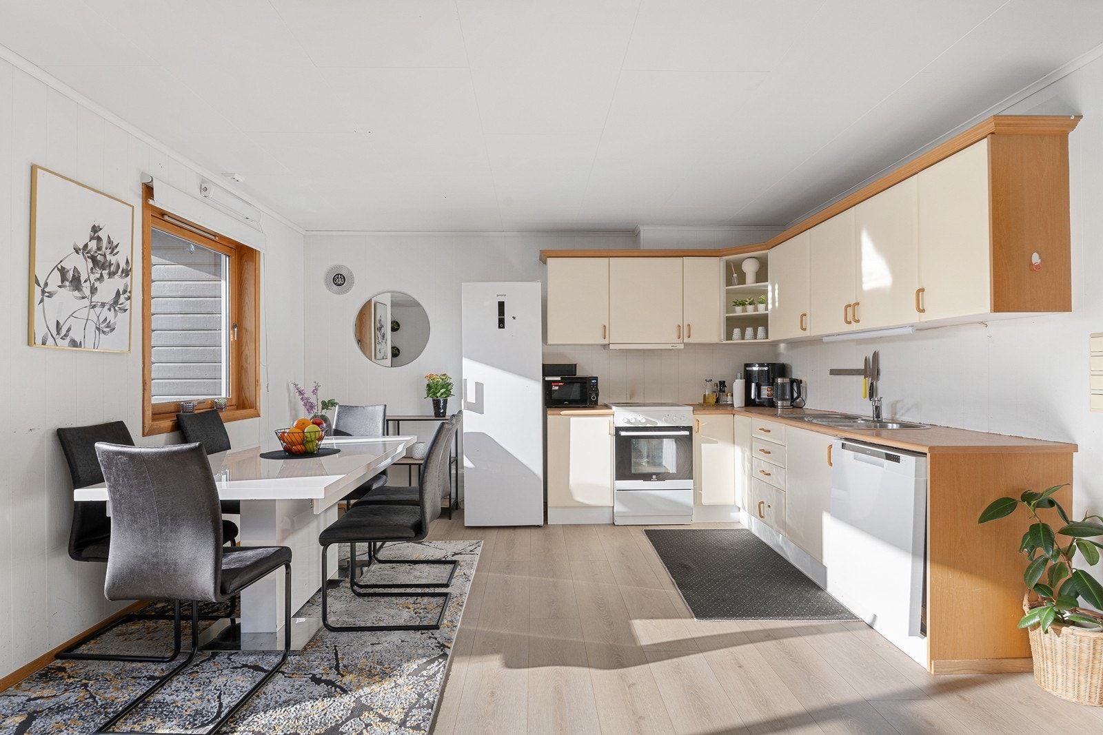 Kjøkken i tidløs farge med rom for spisebord. Galleribilde