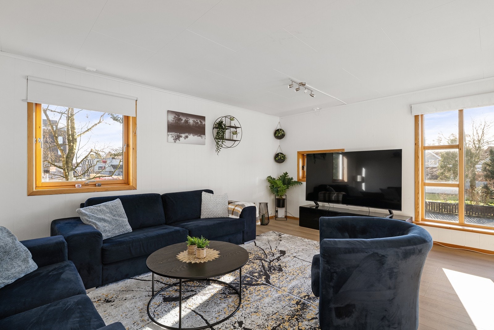 Rommet er lyst og fint med store vindusflater. Galleribilde