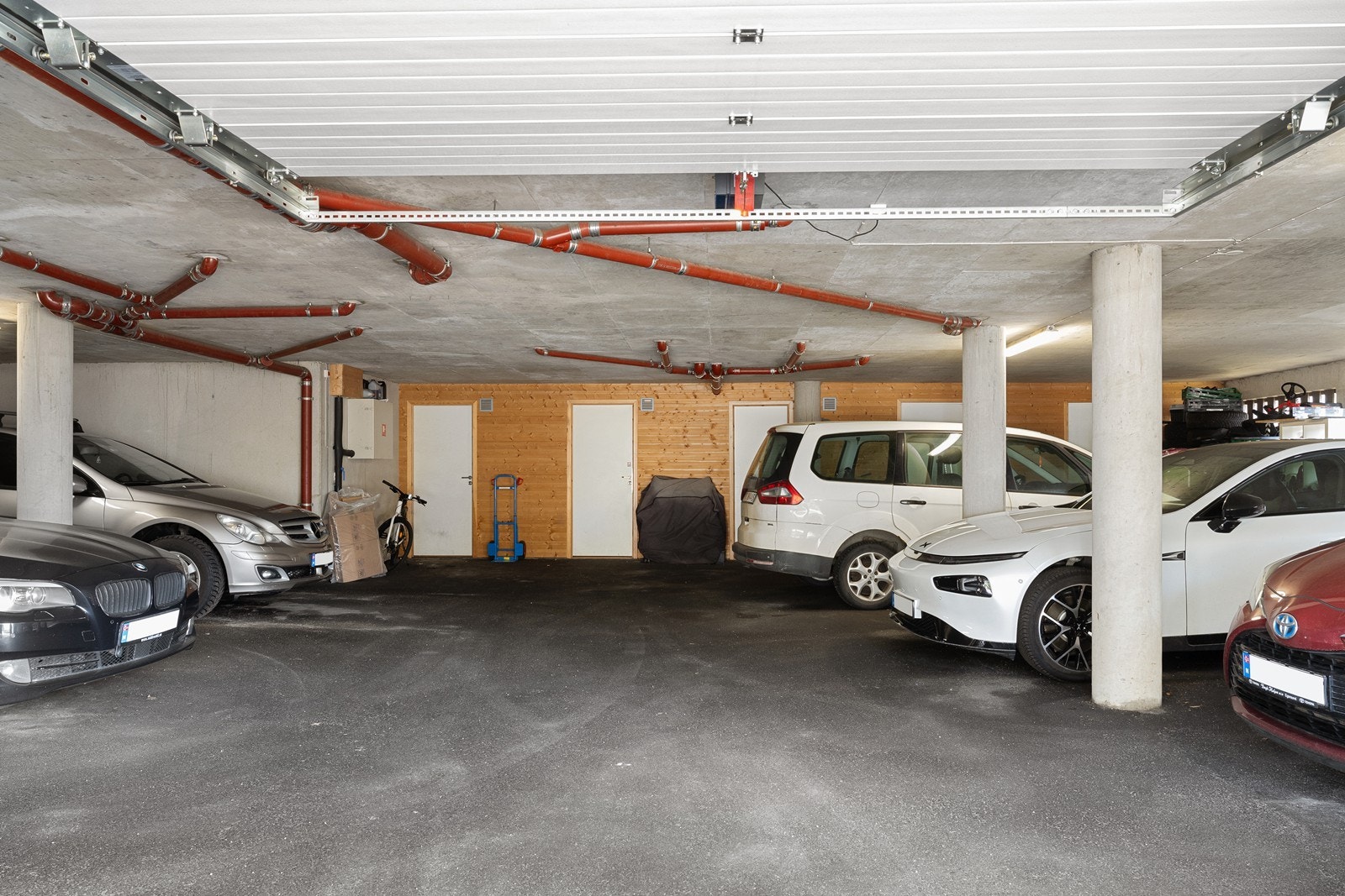 Parkering i kjeller. Galleribilde