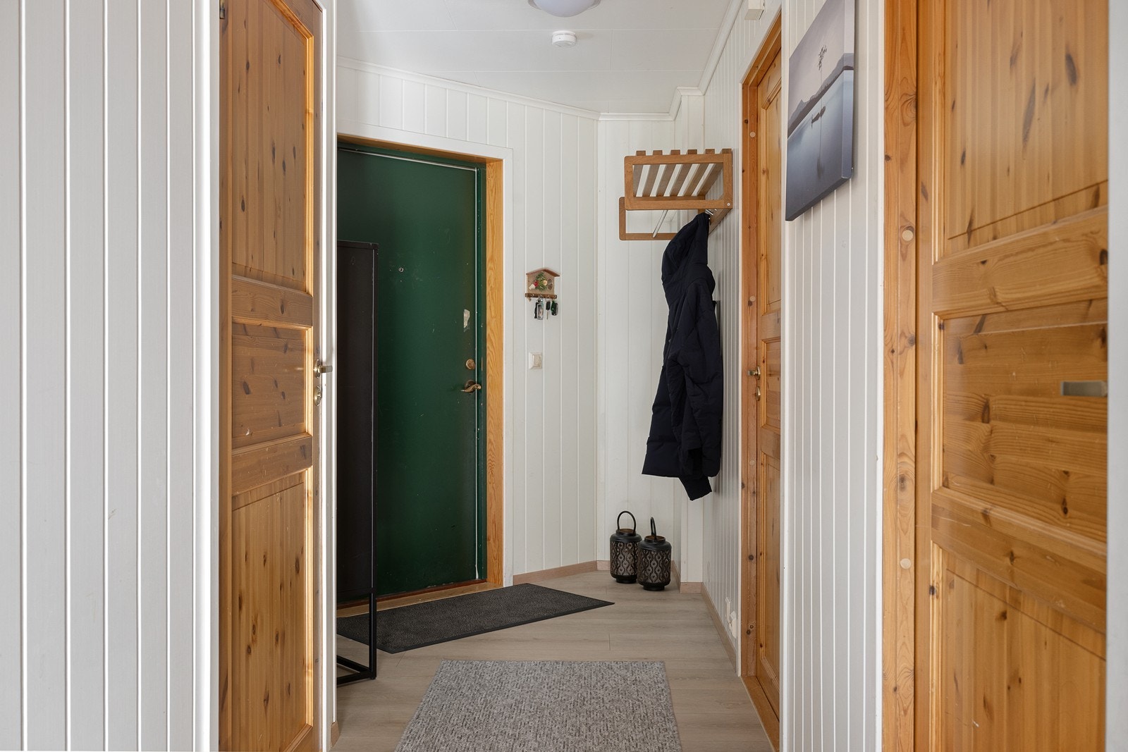 Velkommen inn! Fra entré har man adgang til bod, bad og 2 soverom før man kommer videre til stue/kjøkken. Galleribilde