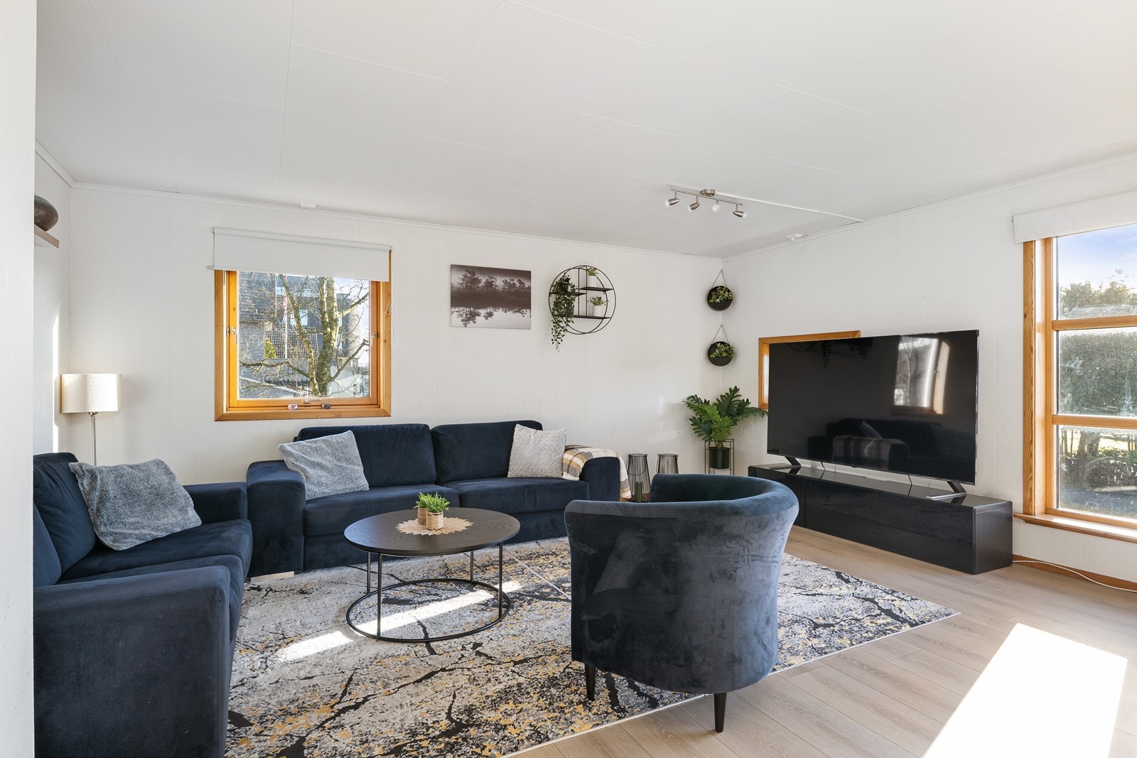 Romslig stue med gode møbleringsmuligheter. Galleribilde