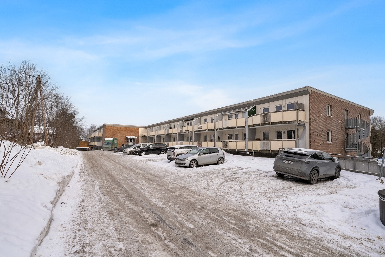 Leiligheten disponerer en fast garasjeplass i felles garasjeanlegg i kjeller (nr. 118). Det er etablert 4 gjesteparkeringsplasser. Disse er forbeholdt besøkende. Gyldig parkeringsbevis for gjester kreves. Galleribilde