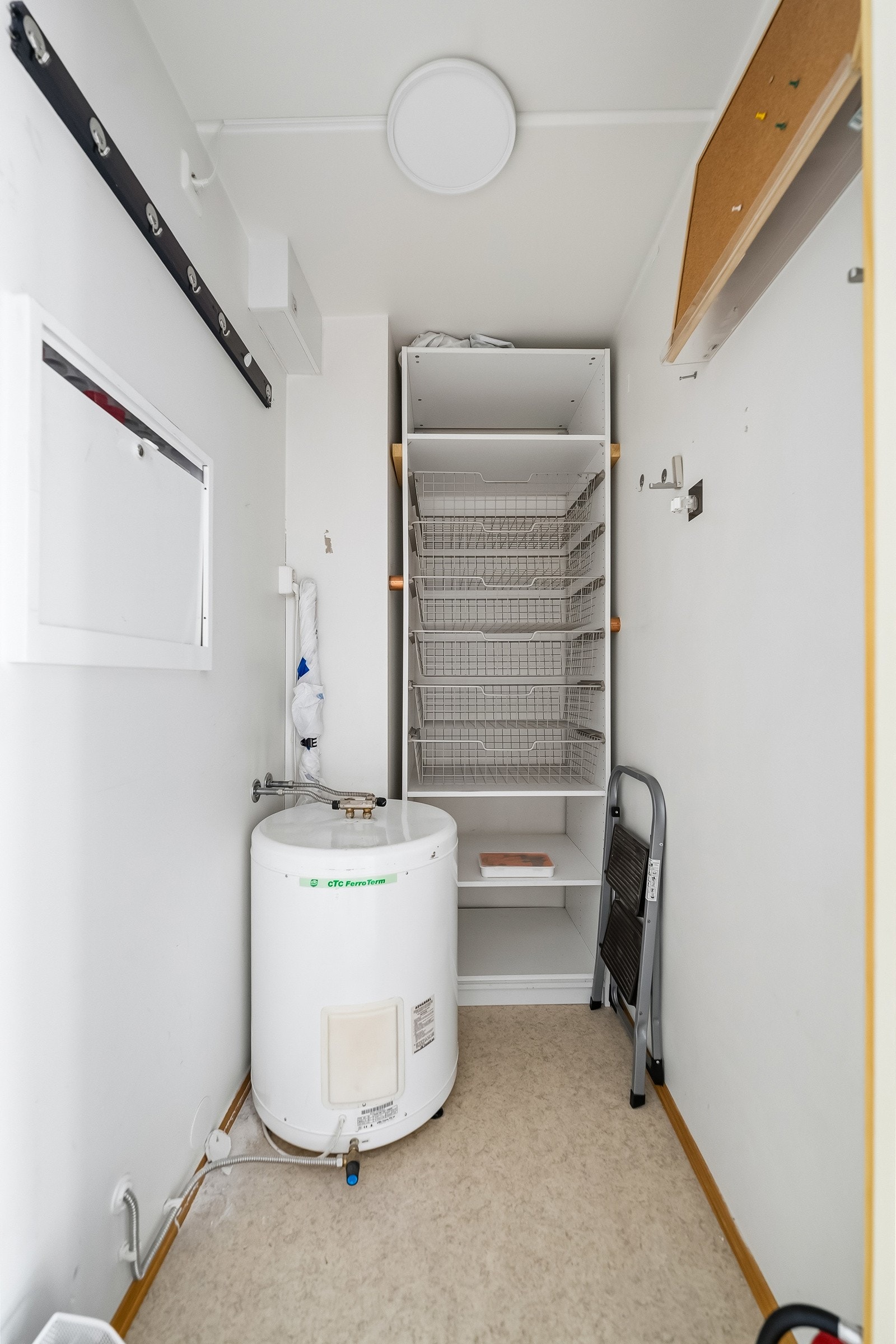 Inngang fra entre/gang til praktisk innvendig bod, perfekt til oppbevaring. Galleribilde