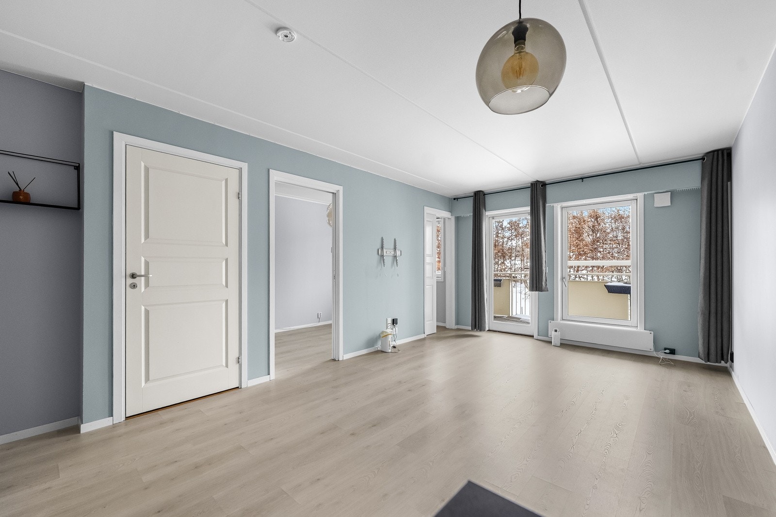 Stuen har god plass til sofagruppe og øvrig møblement, og terrassedøren gir utgang til en vestvendt balkong på ca. 11 kvm. Galleribilde