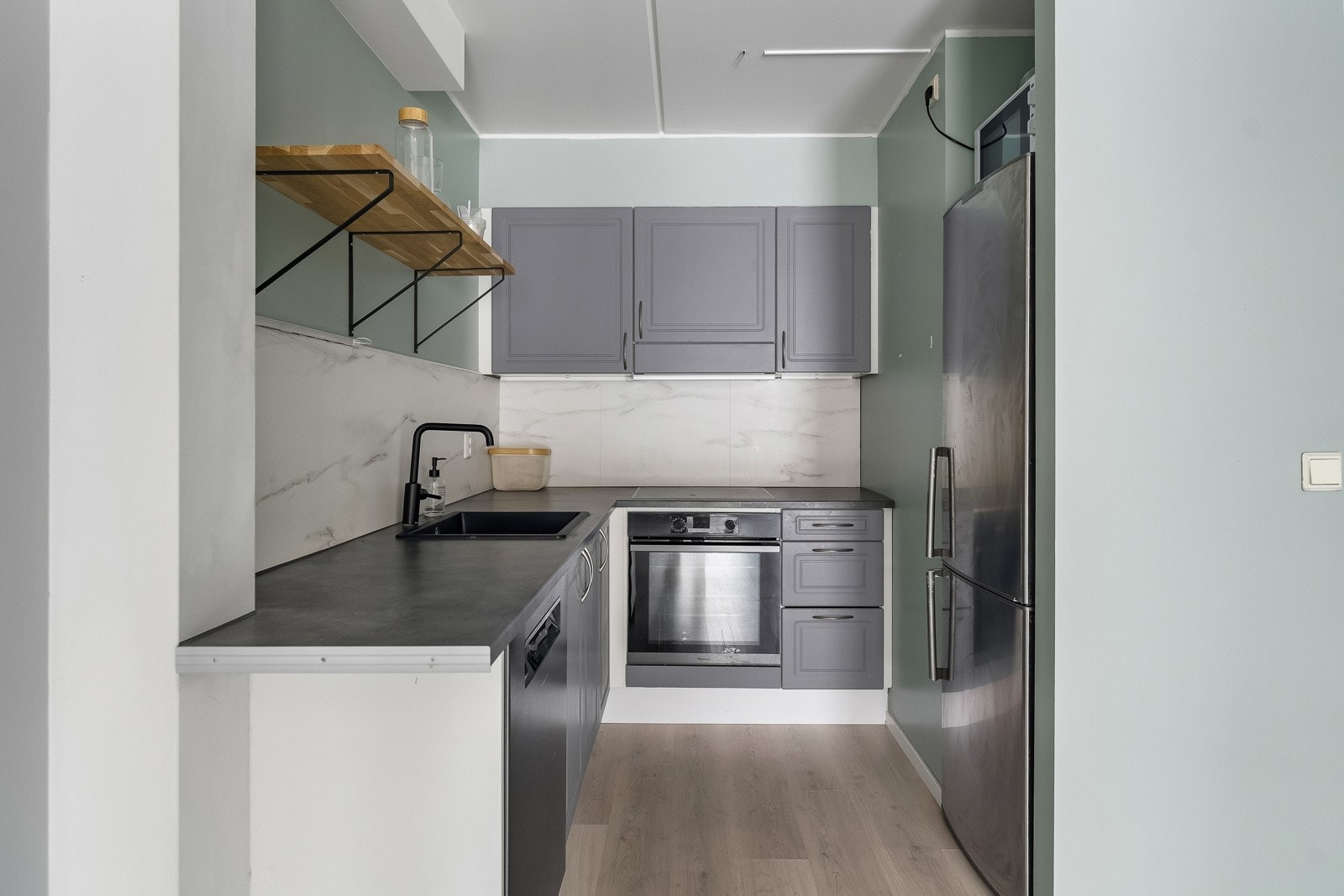 Kjøkkenet er utstyrt med integrerte hvitevarer bestående av stekeovn, platetopp og halvintegrert oppvaskmaskin, samt frittstående kjøleskap (hvitevarene leveres uten noen form for garanti). Galleribilde