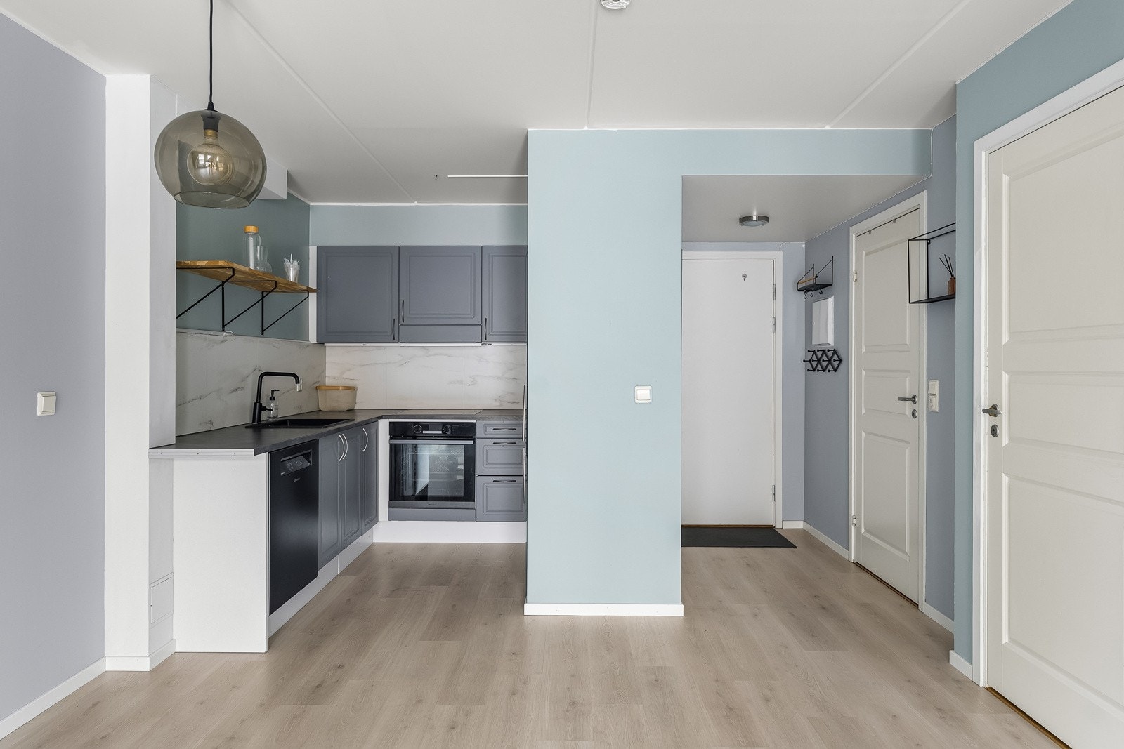 Klassisk kjøkken i praktisk vinkelløsning som gir rikelig med benke- og arbeidsplass. Innredningen har profilerte fronter, laminat benkeplate og nedfelt vaskekum. Galleribilde