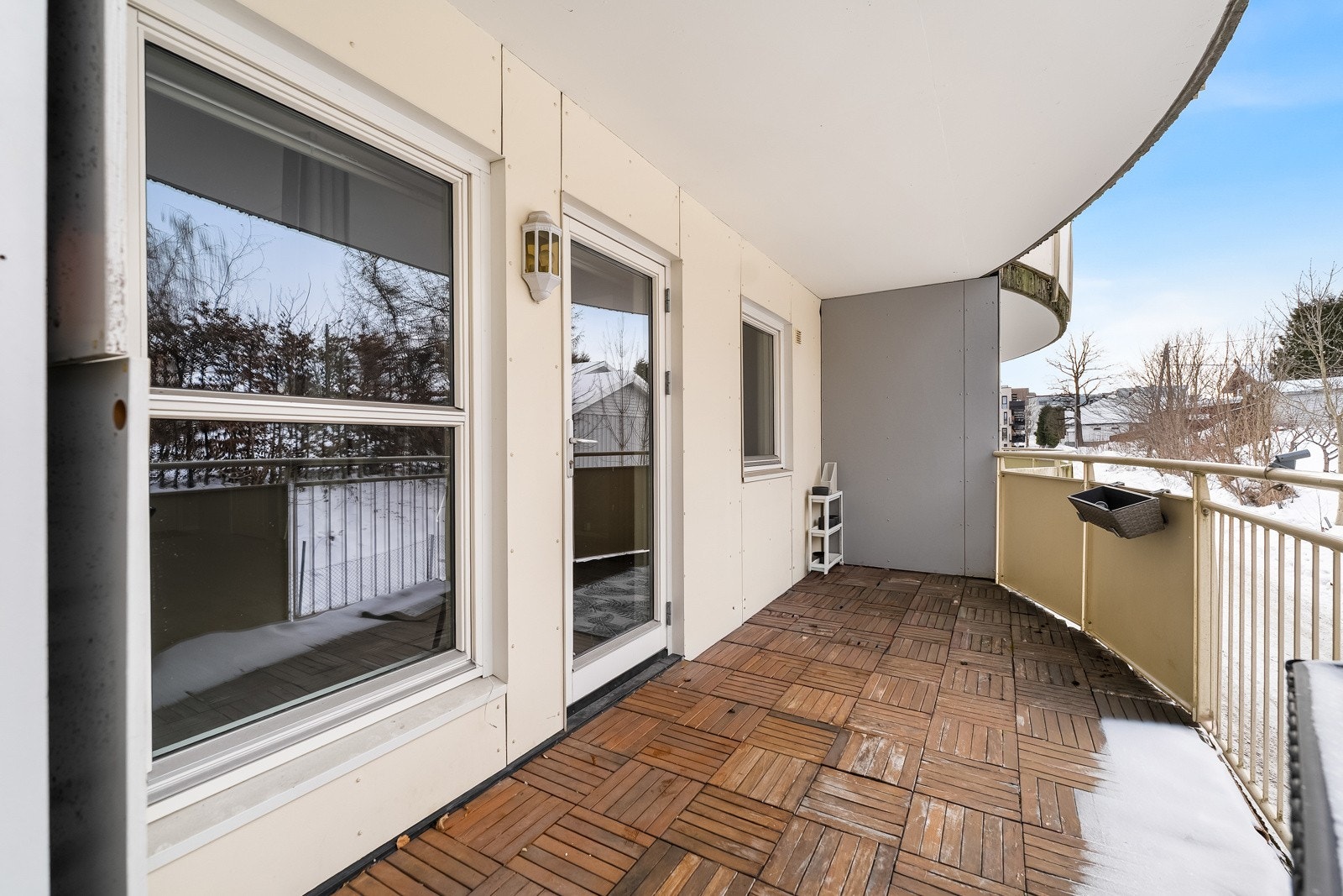 På balkongen kan man nyte late dager i hyggelige omgivelser. Galleribilde