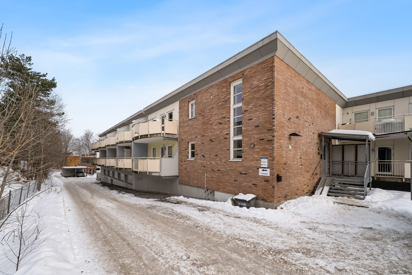 Velkommen til en arealeffektiv 2-roms leilighet med attraktiv og sentral beliggenhet på Strømmen. Her bor du med kort gangavstand til et variert utvalg av servicetilbud, inkludert butikker, caféer, restauranter, treningssentre, kollektivtransport mm. Galleribilde