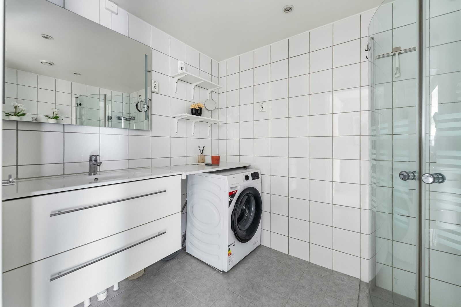 Det er opplegg og plass for vaskemaskin under benk. Galleribilde