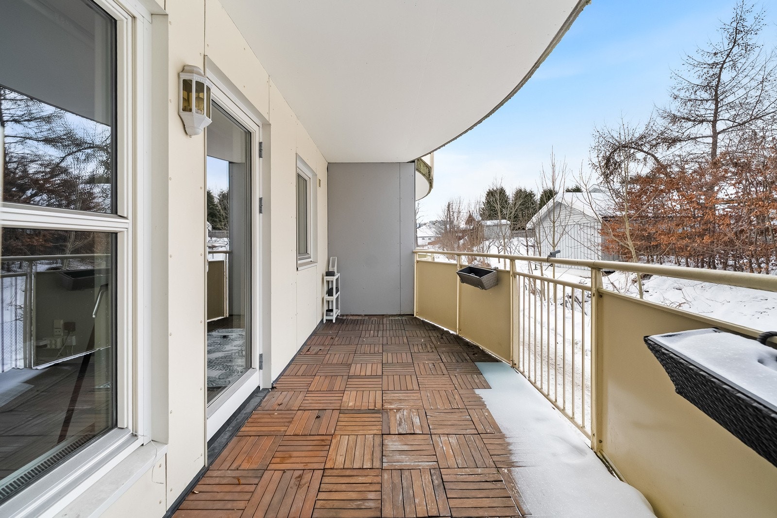 Fra stuen er det utgang til en vestvendt balkong på ca. 11 kvm, hvor man kan nyte gode solforhold på ettermiddag og kveld. Galleribilde