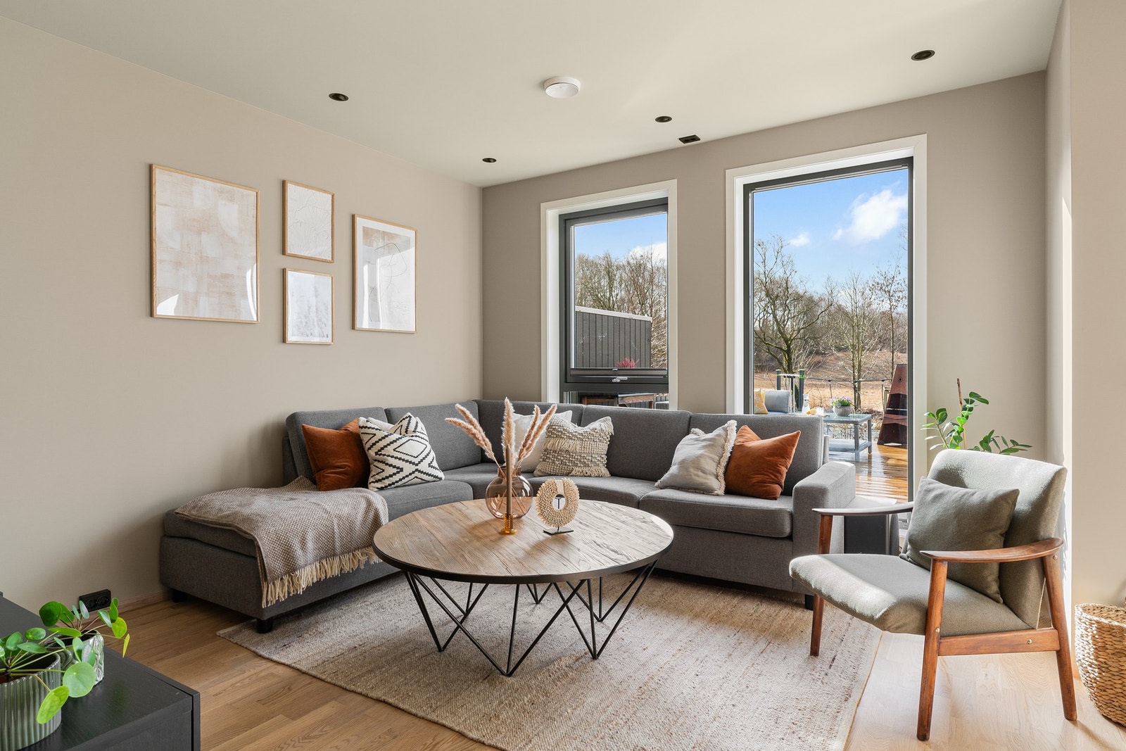 Boligen har to etasjer, parkering i lukket garasjeanlegg og utvendig bod. Galleribilde