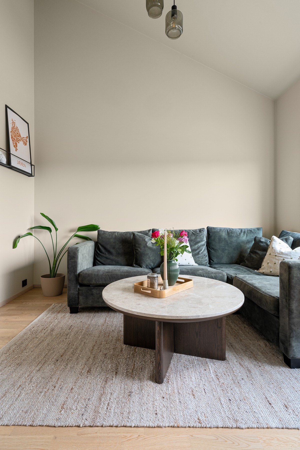 Loftstuen oppleves luftig med sin generøse takhøyde. Galleribilde