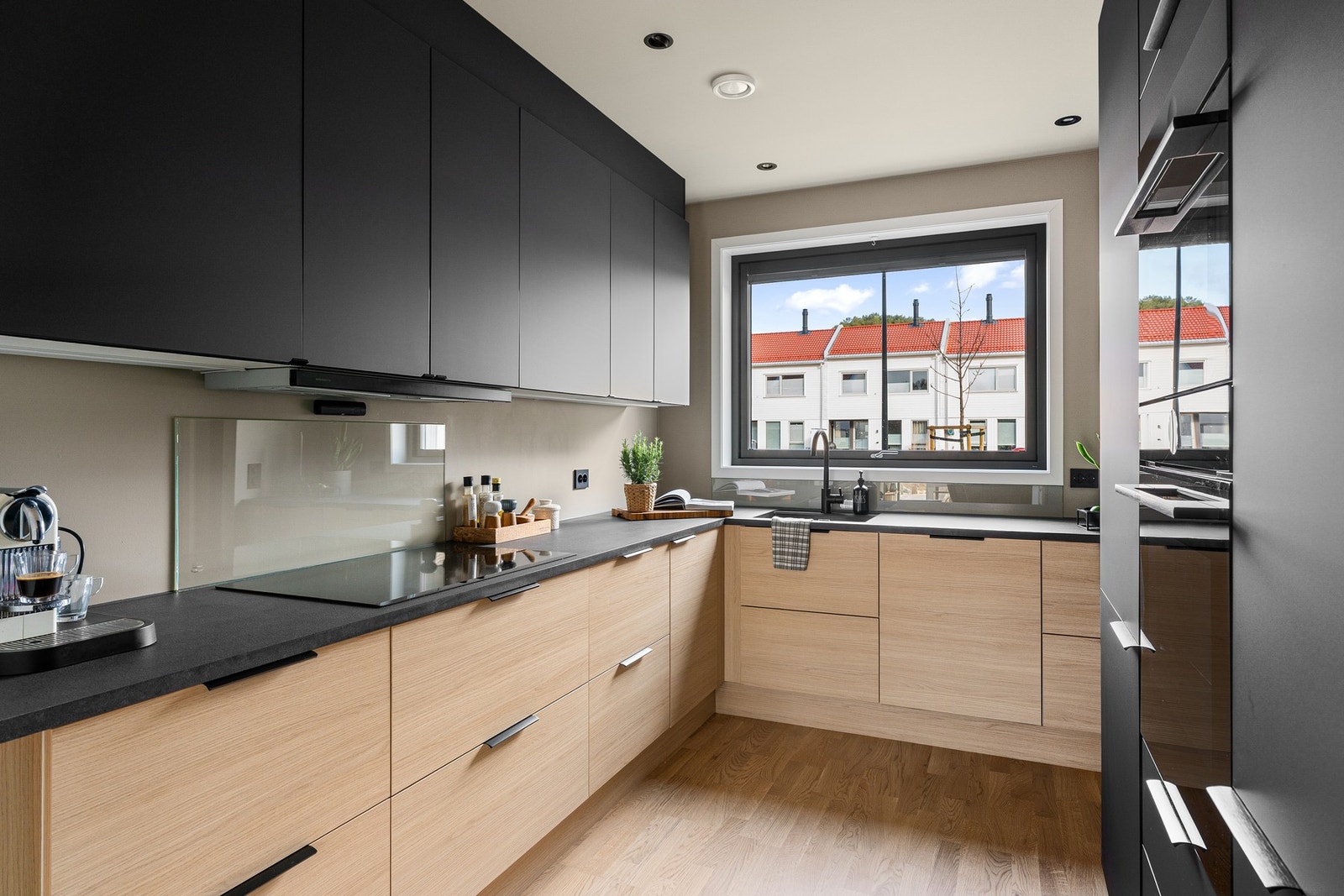 Videre er kjøkkenet utstyrt med integrerte hvitevarer som koketopp, stekeovn, kombiovn, oppvaskmaskin, fryseskap og kjøleskap. Galleribilde